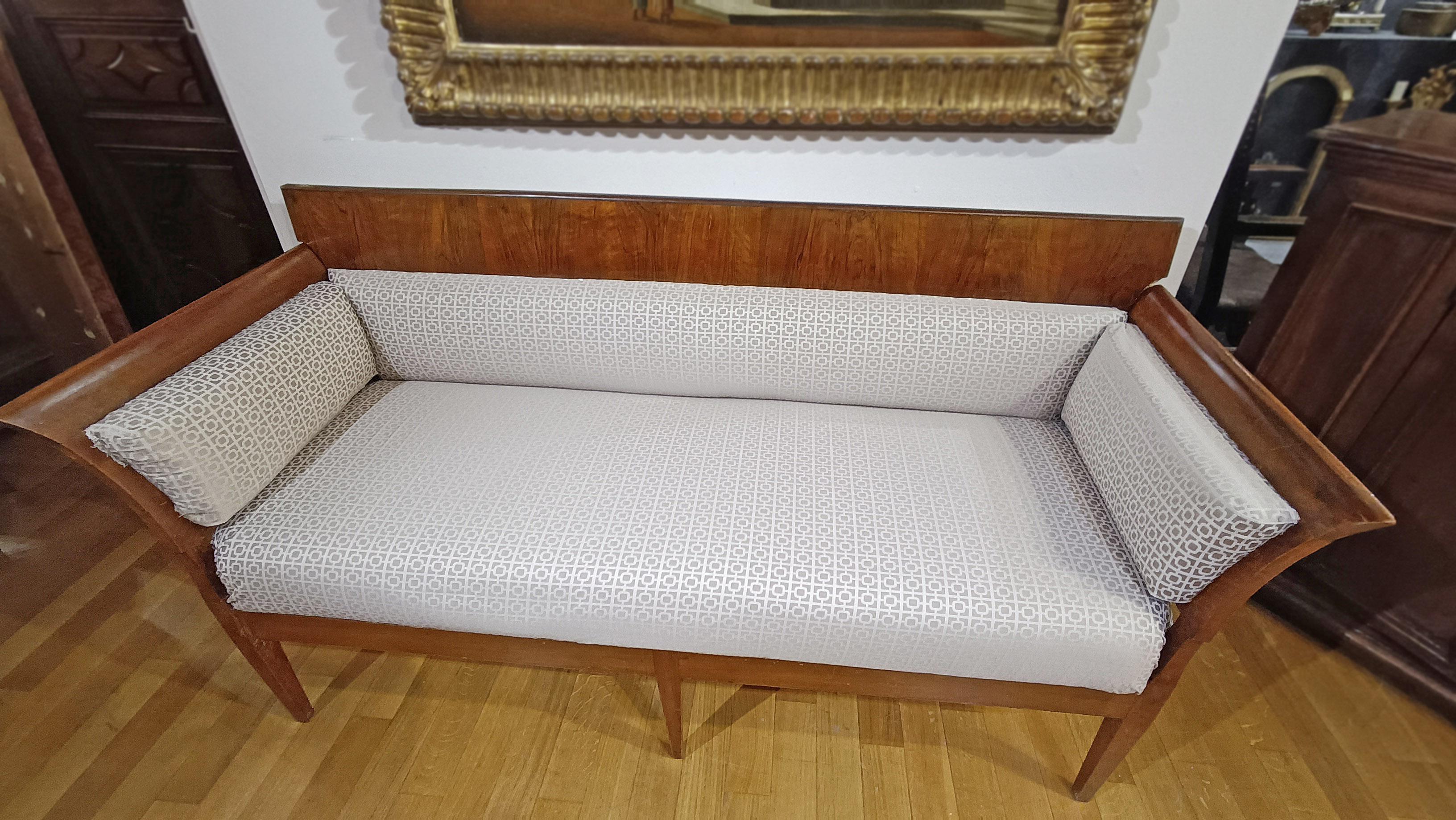 LATE 18th CENTURY DIRECTOIRE PERIOD WALNUT SOFA For Sale 4