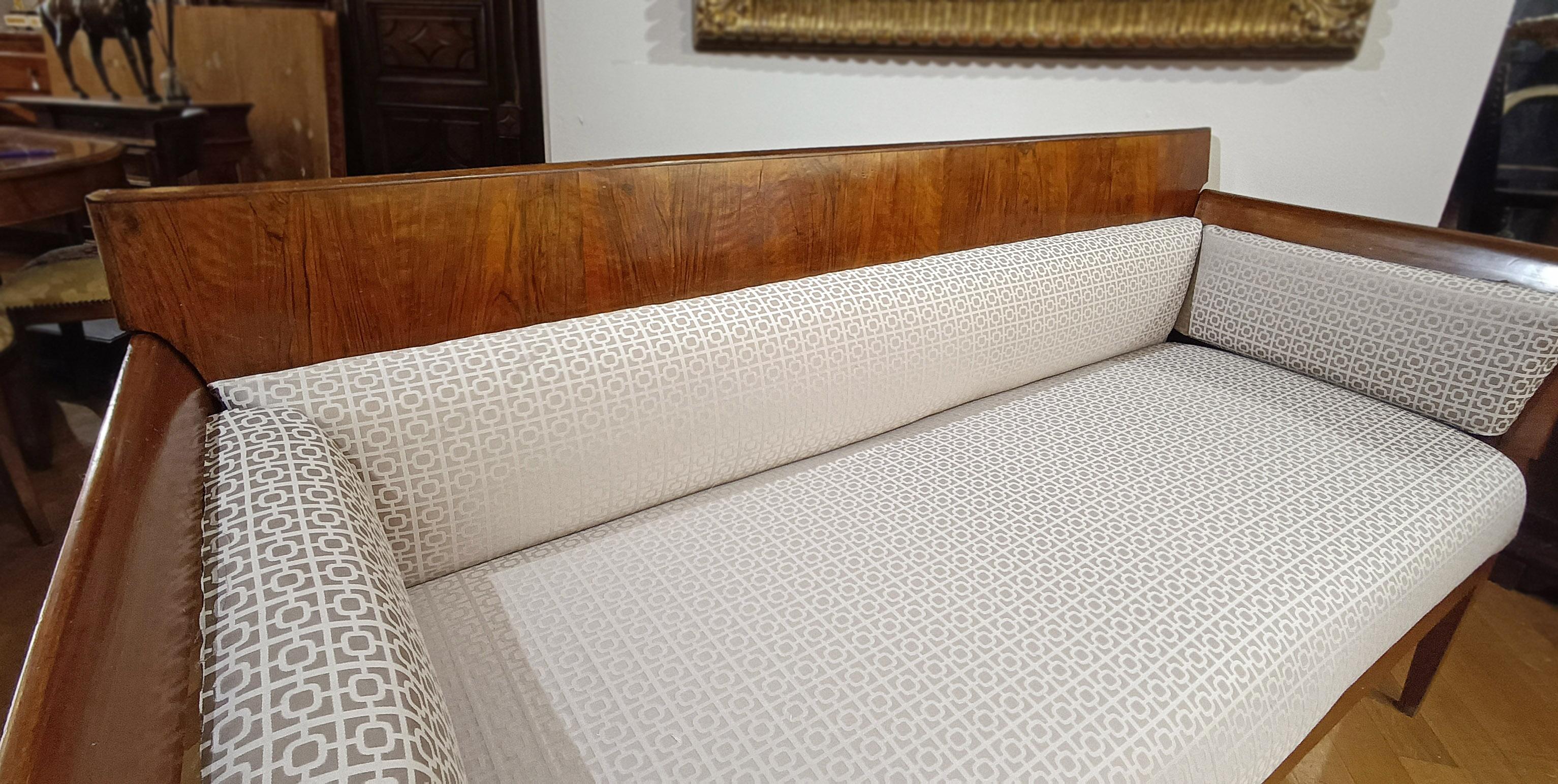 Hand-Carved LATE 18th CENTURY DIRECTOIRE PERIOD WALNUT SOFA For Sale