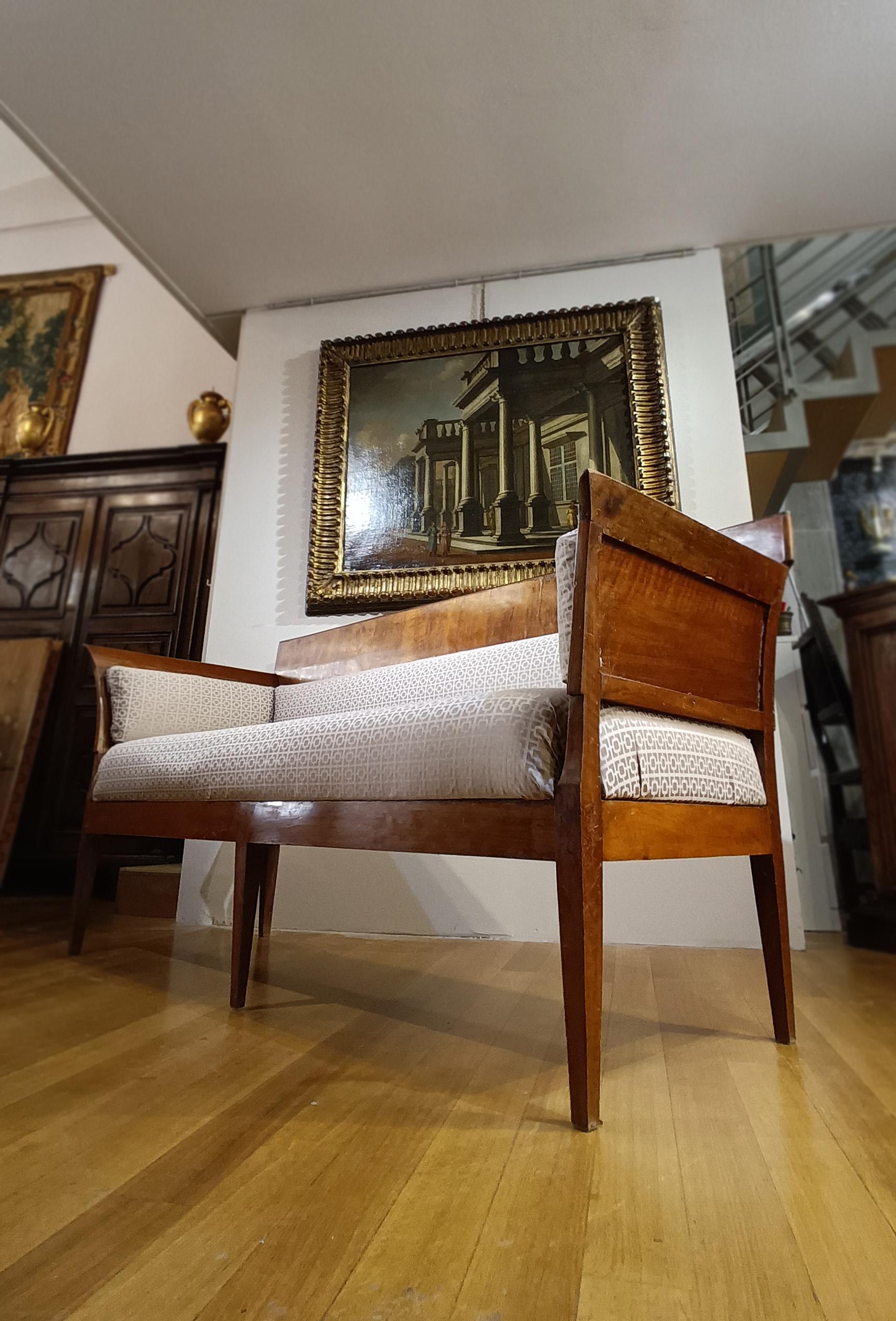 LATE 18th CENTURY DIRECTOIRE PERIOD WALNUT SOFA For Sale 1