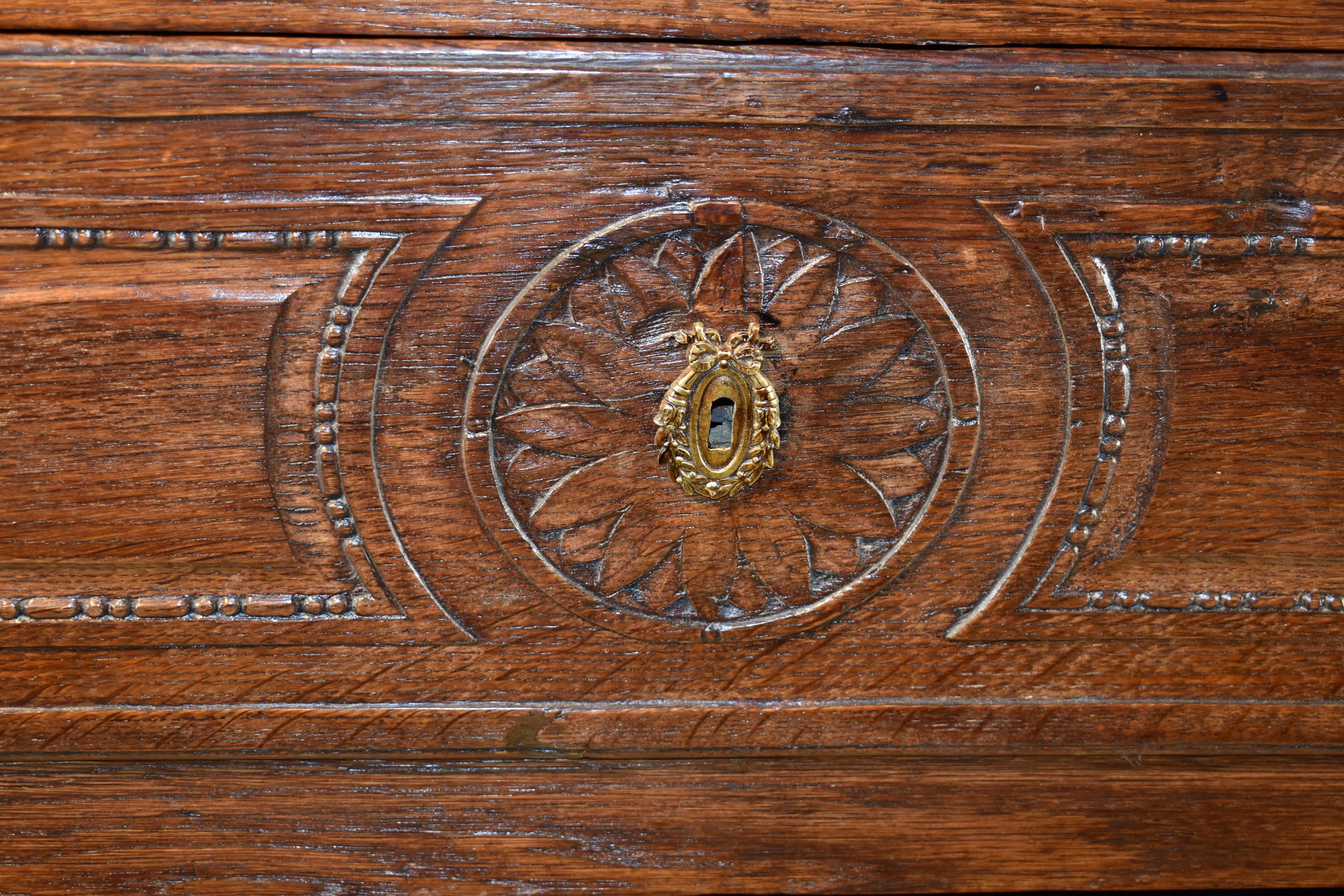 Late 18th Century Directoire Provençal Oak Commode For Sale 9