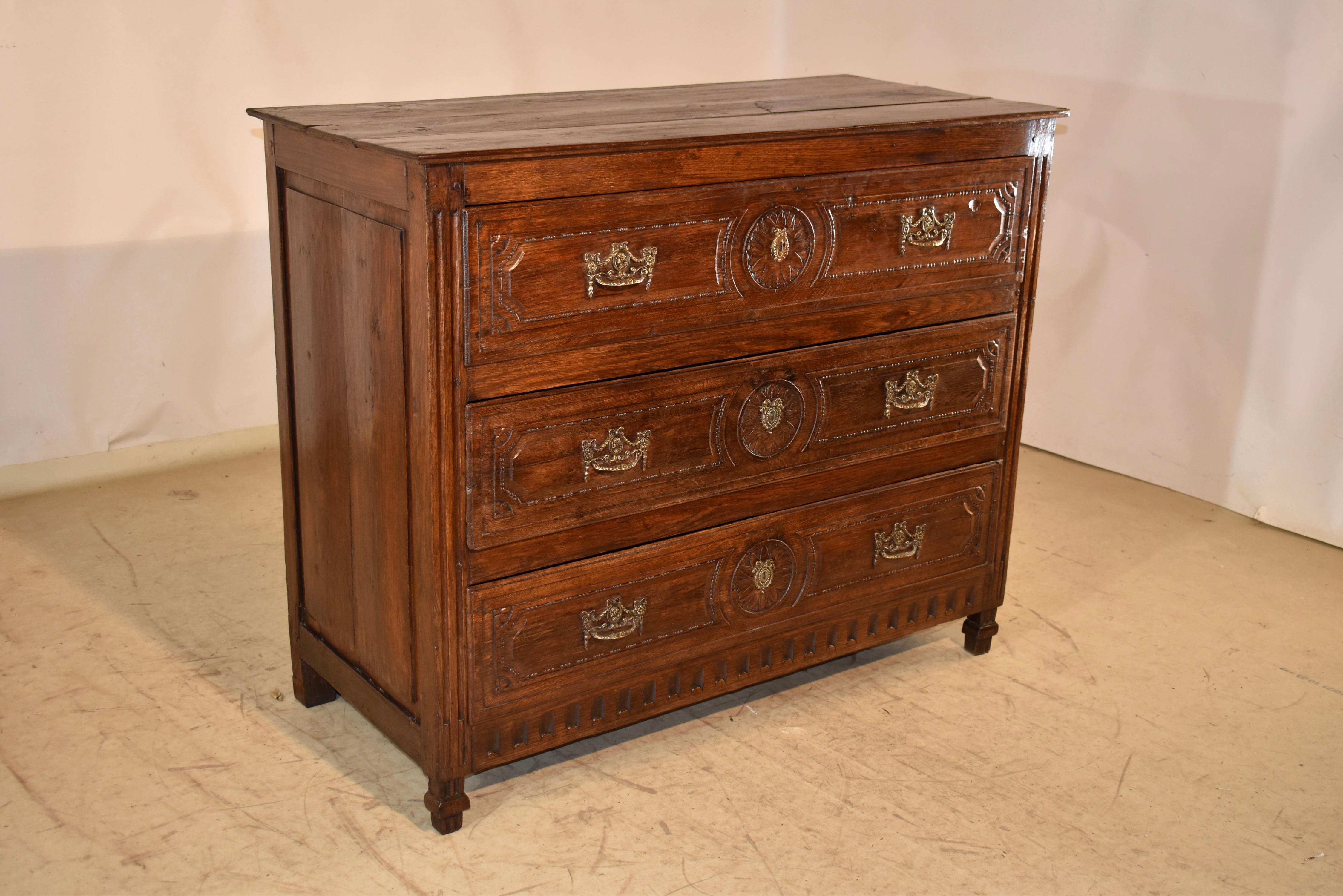 Hand-Carved Late 18th Century Directoire Provençal Oak Commode For Sale