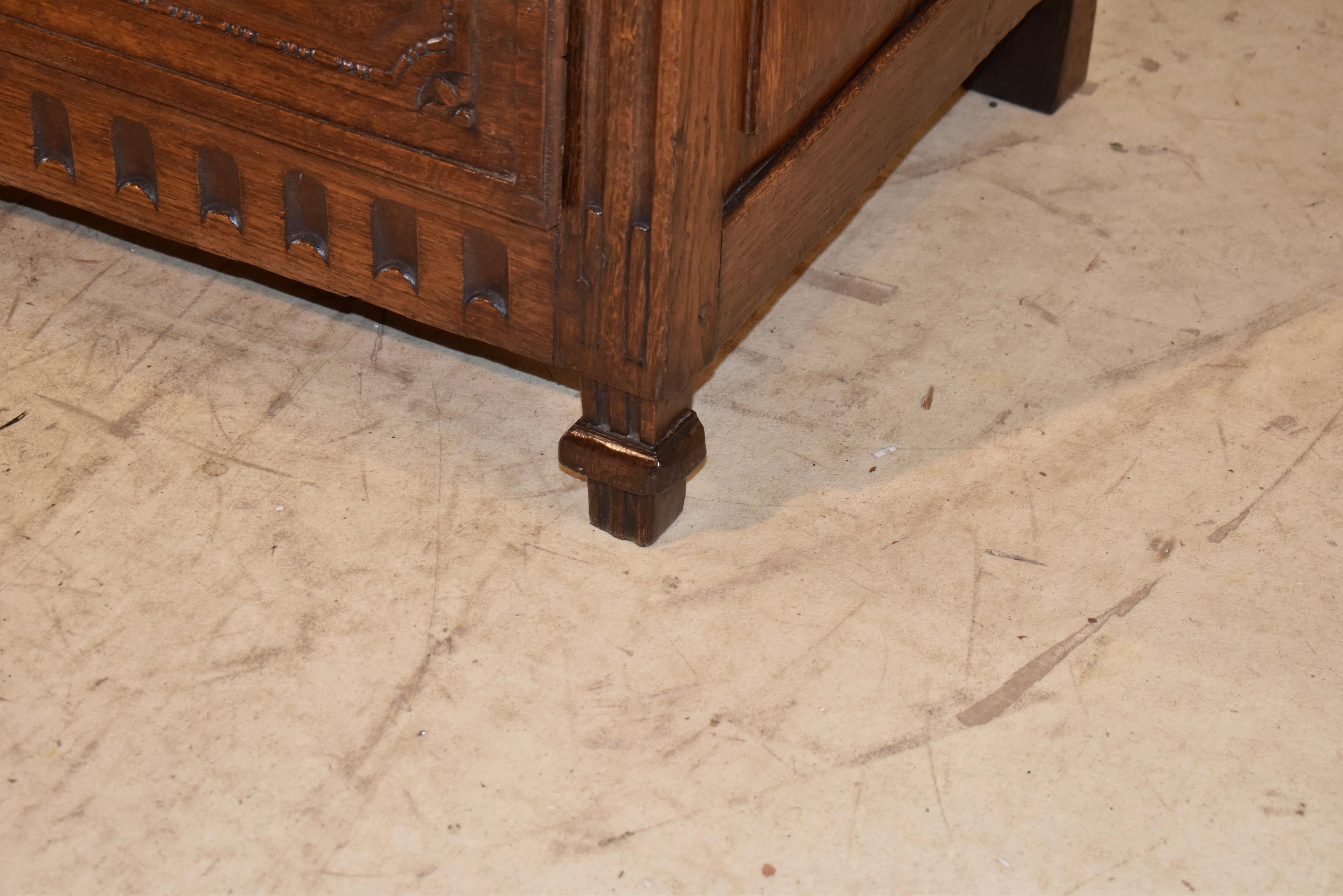 Late 18th Century Directoire Provençal Oak Commode For Sale 3
