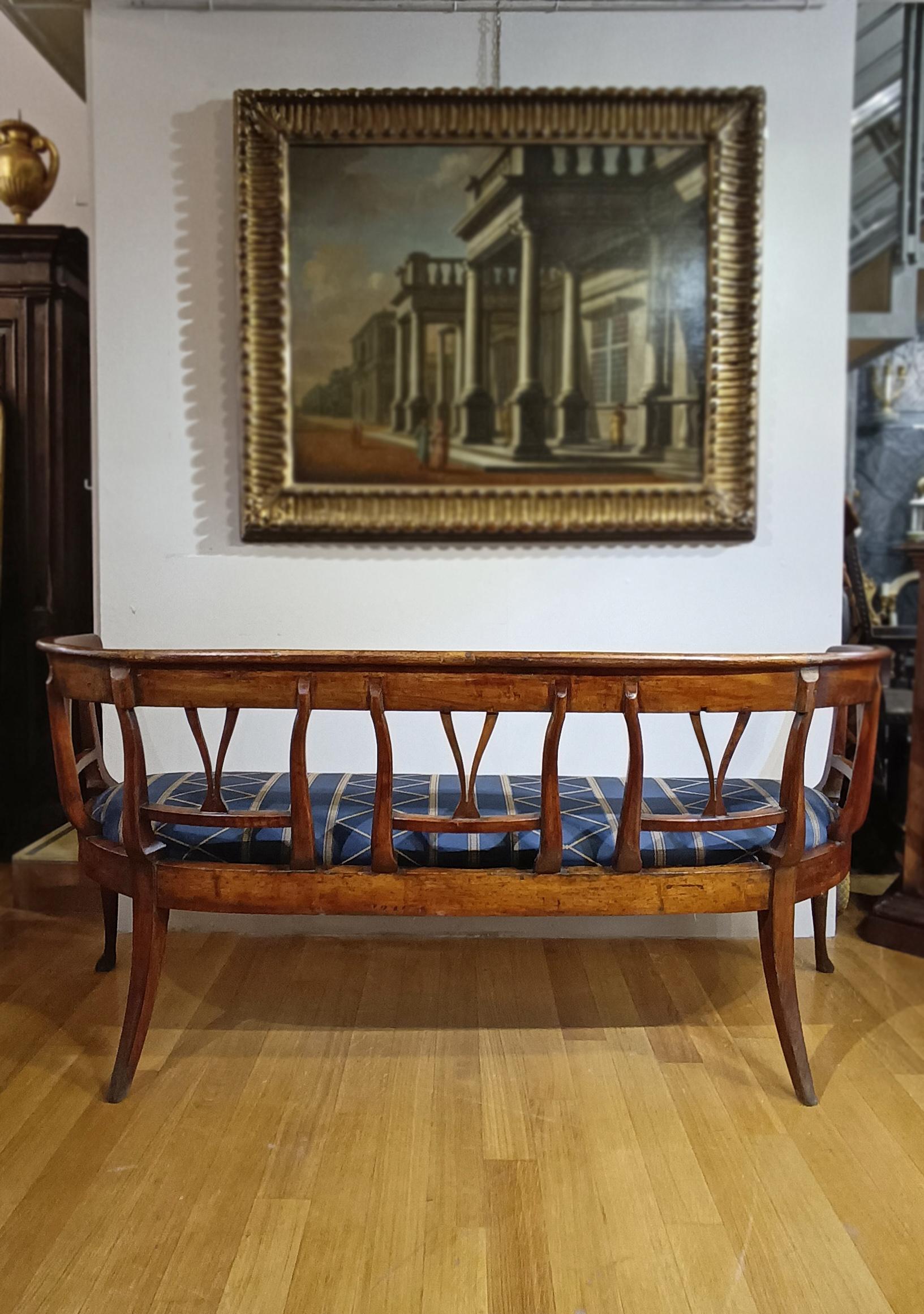 Italian FAUTEUIL EN NOYER DIRECTOIRE DE LA FIN DU 18e SIÈCLE en vente