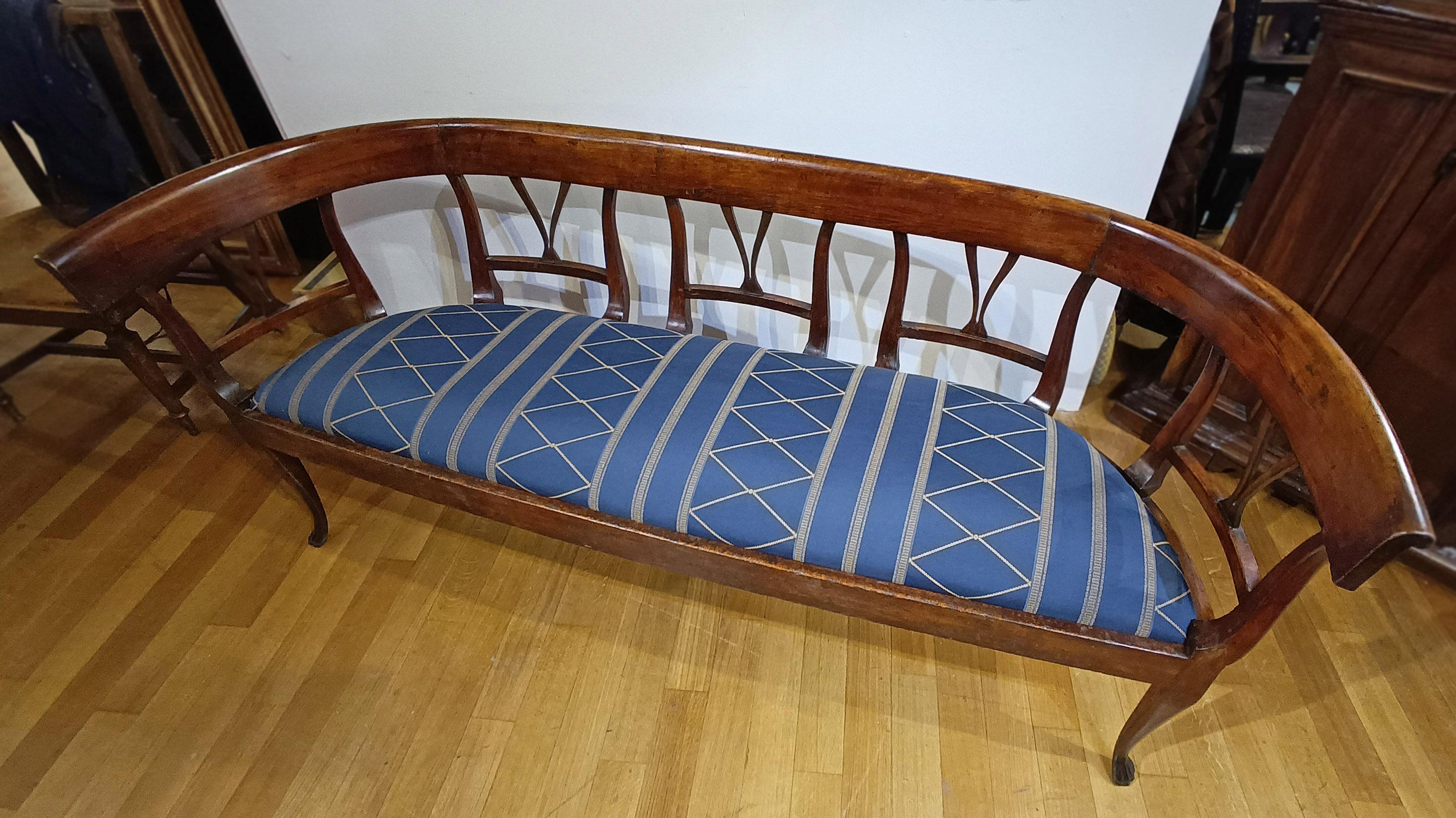 Sculpté à la main FAUTEUIL EN NOYER DIRECTOIRE DE LA FIN DU 18e SIÈCLE en vente