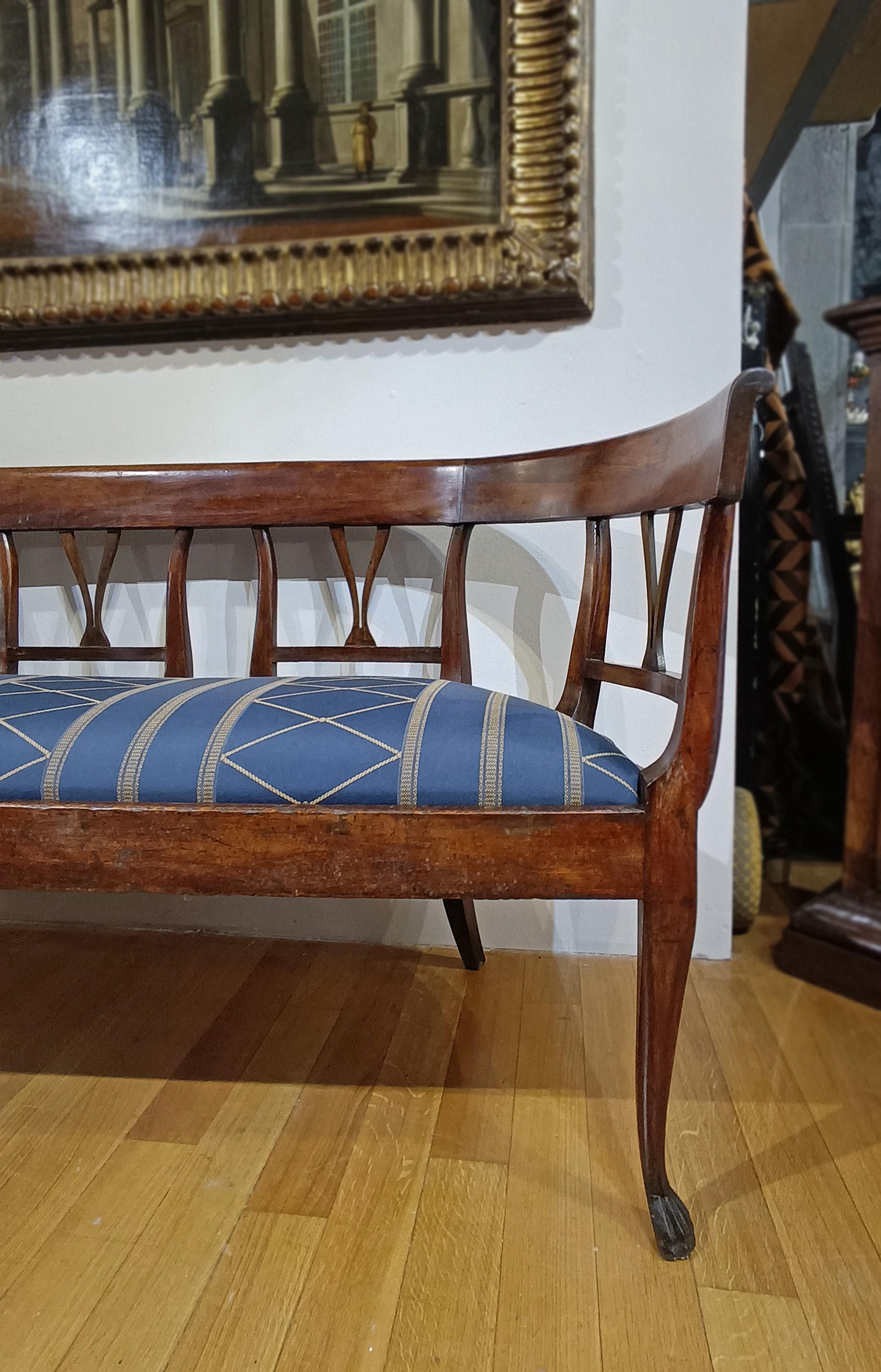 18th Century FAUTEUIL EN NOYER DIRECTOIRE DE LA FIN DU 18e SIÈCLE en vente