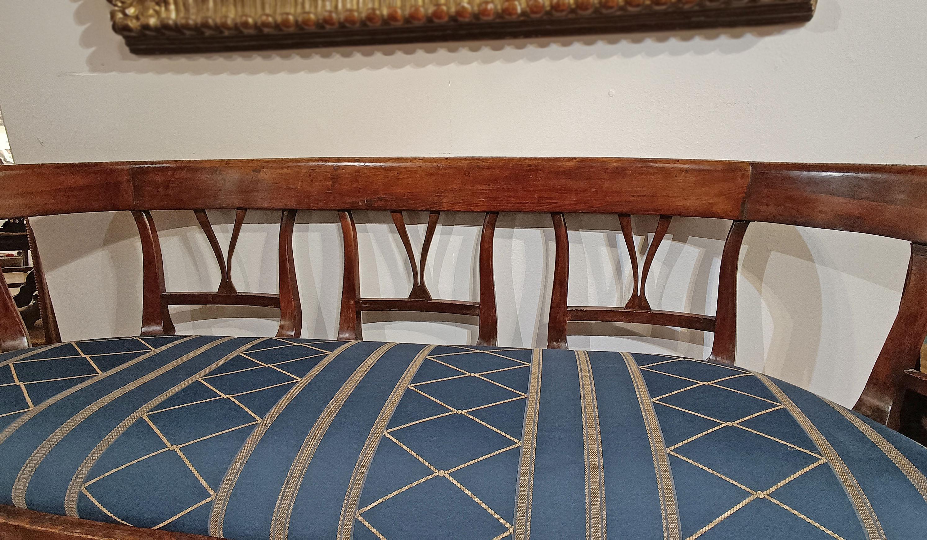 Tissu FAUTEUIL EN NOYER DIRECTOIRE DE LA FIN DU 18e SIÈCLE en vente