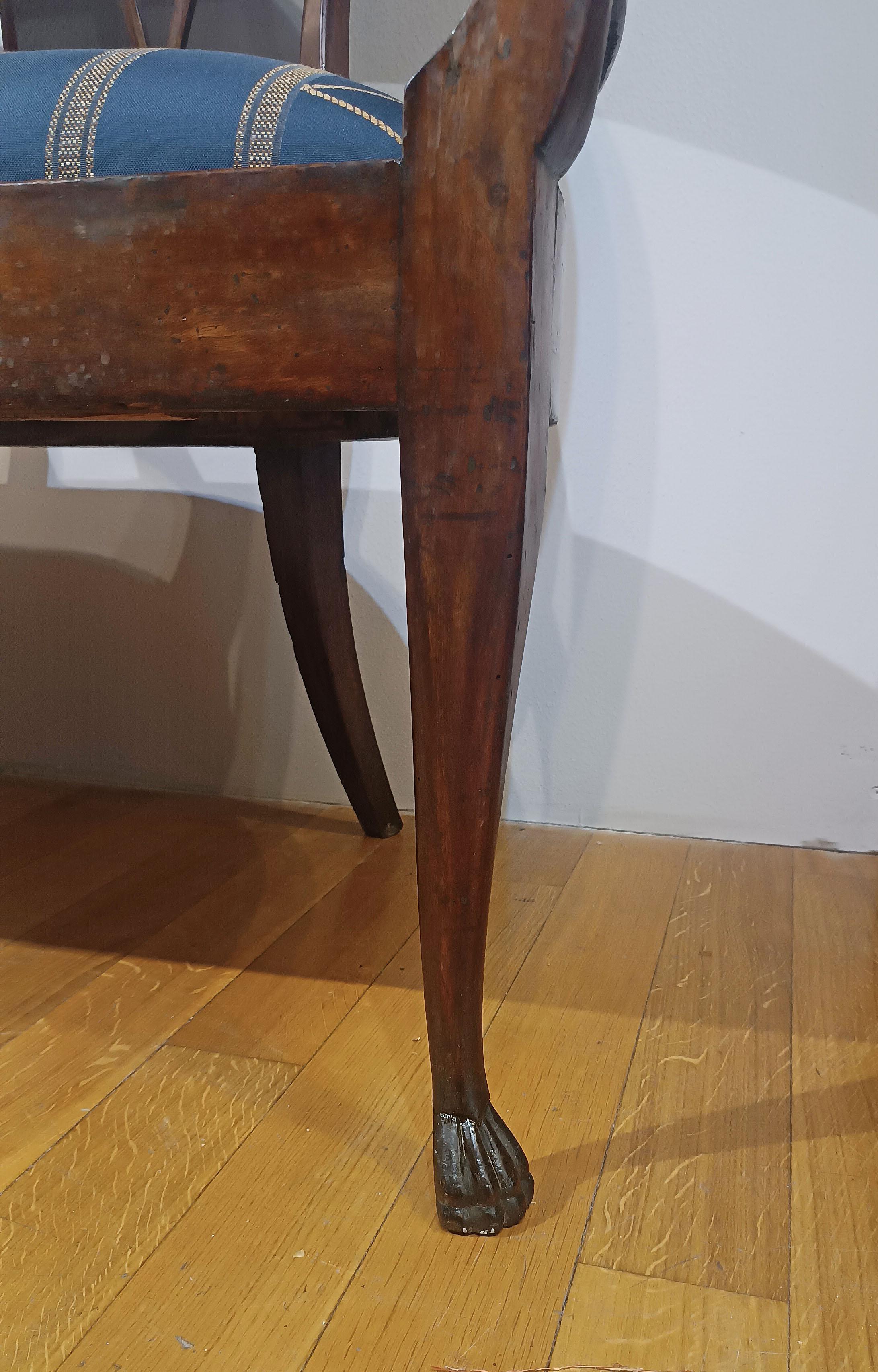FAUTEUIL EN NOYER DIRECTOIRE DE LA FIN DU 18e SIÈCLE en vente 1