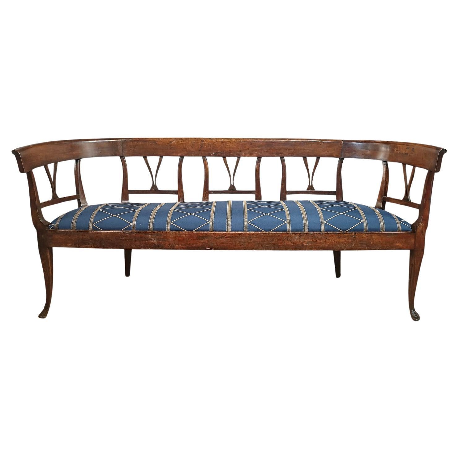 FAUTEUIL EN NOYER DIRECTOIRE DE LA FIN DU 18e SIÈCLE en vente
