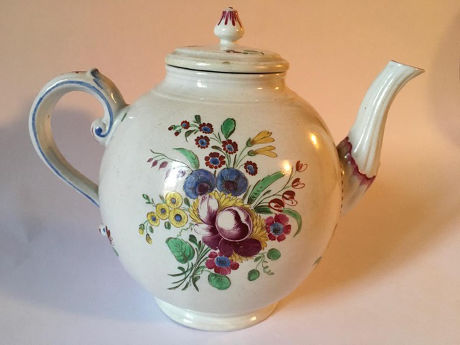 Italien, spätes 18. Jahrhundert, Doccia Richard Ginori, Porzellan-Teekanne mit Blumenzeichnungen im Angebot 9