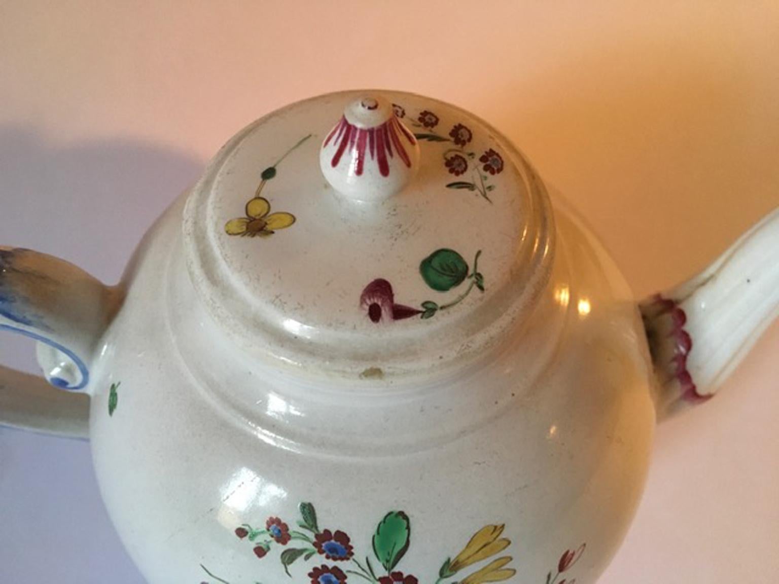 Italien, spätes 18. Jahrhundert, Doccia Richard Ginori, Porzellan-Teekanne mit Blumenzeichnungen im Angebot 11