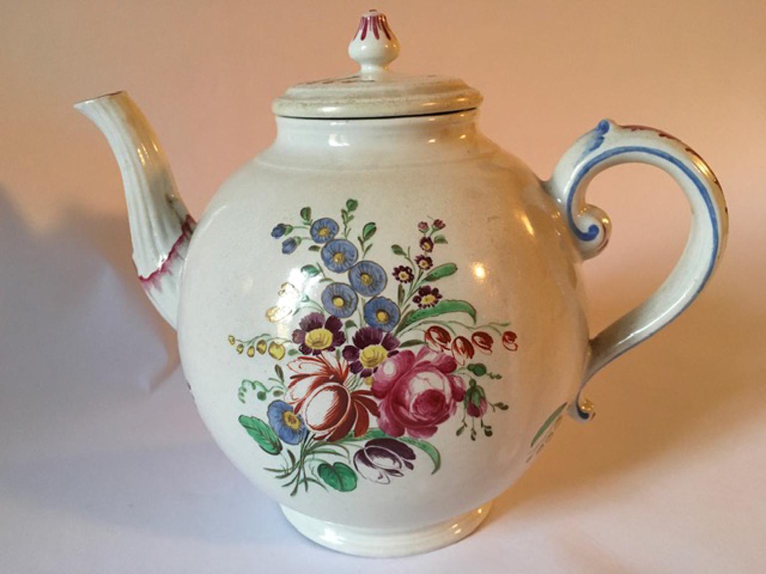 Doccia, Richard Ginori 1750 Porzellan-Teekanne mit mehrfarbigen floralen Zeichnungen,
Italien.
Diese Teekanne aus Porzellan mit mehrfarbiger Blumenzeichnung ist ein elegantes Stück, das eine Sammlung von Servicestücken bereichert.
Mit