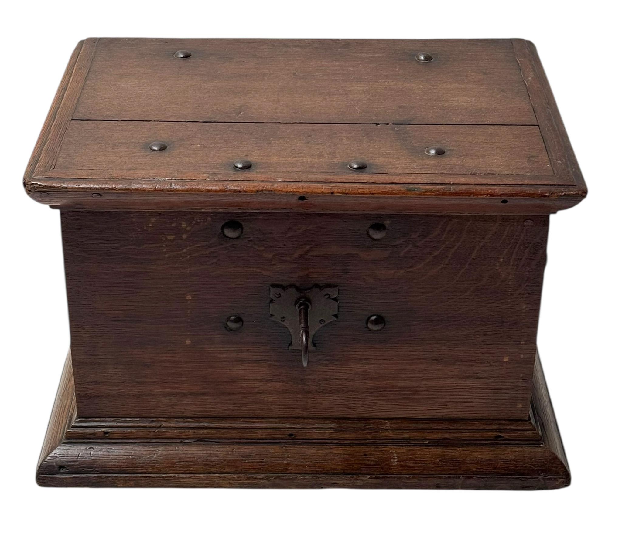 Late 18th Century Dutch Colonial Oak Decorative Box In Good Condition For Sale In Amsterdam, NL