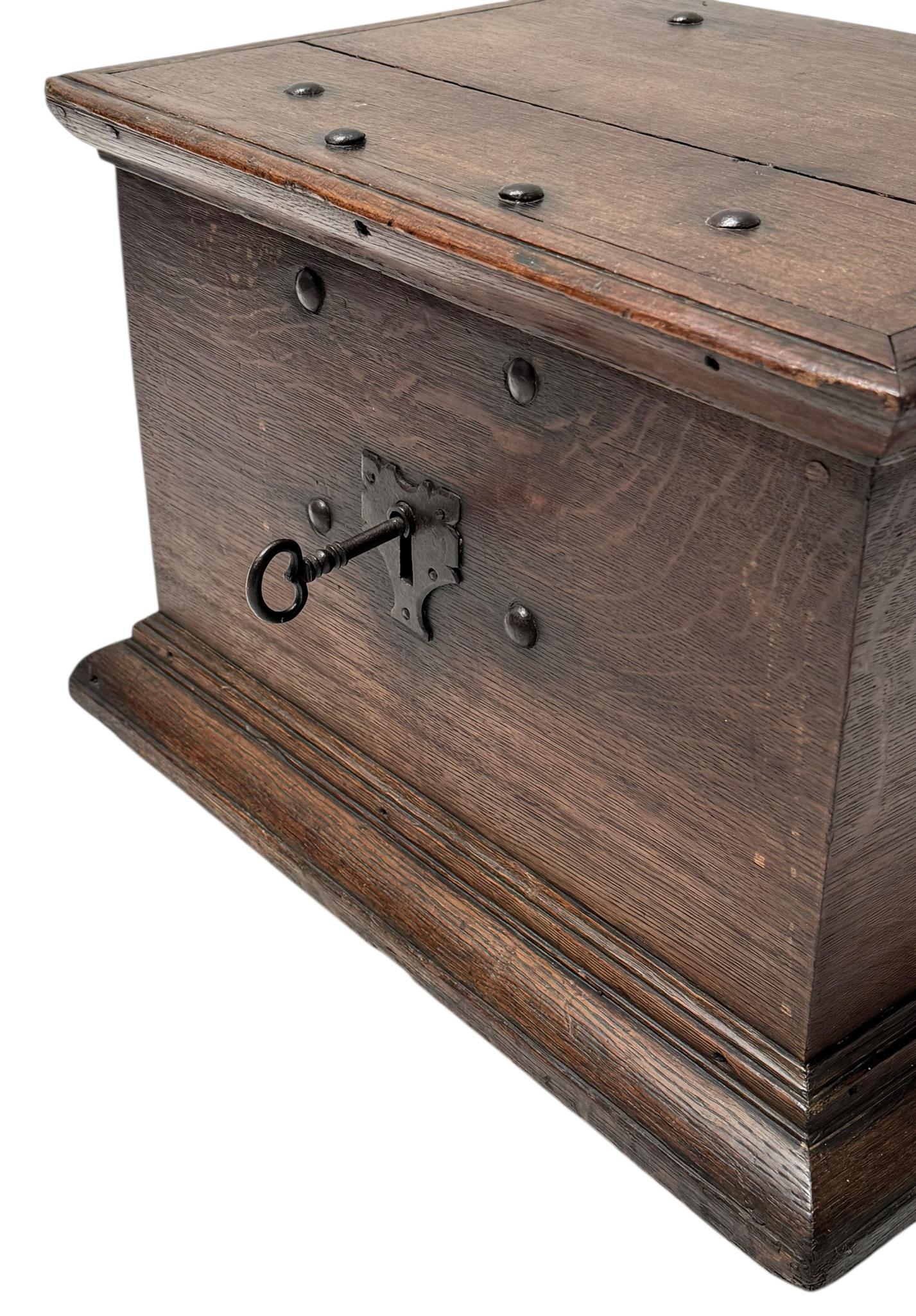 Late 18th Century Dutch Colonial Oak Decorative Box For Sale 2