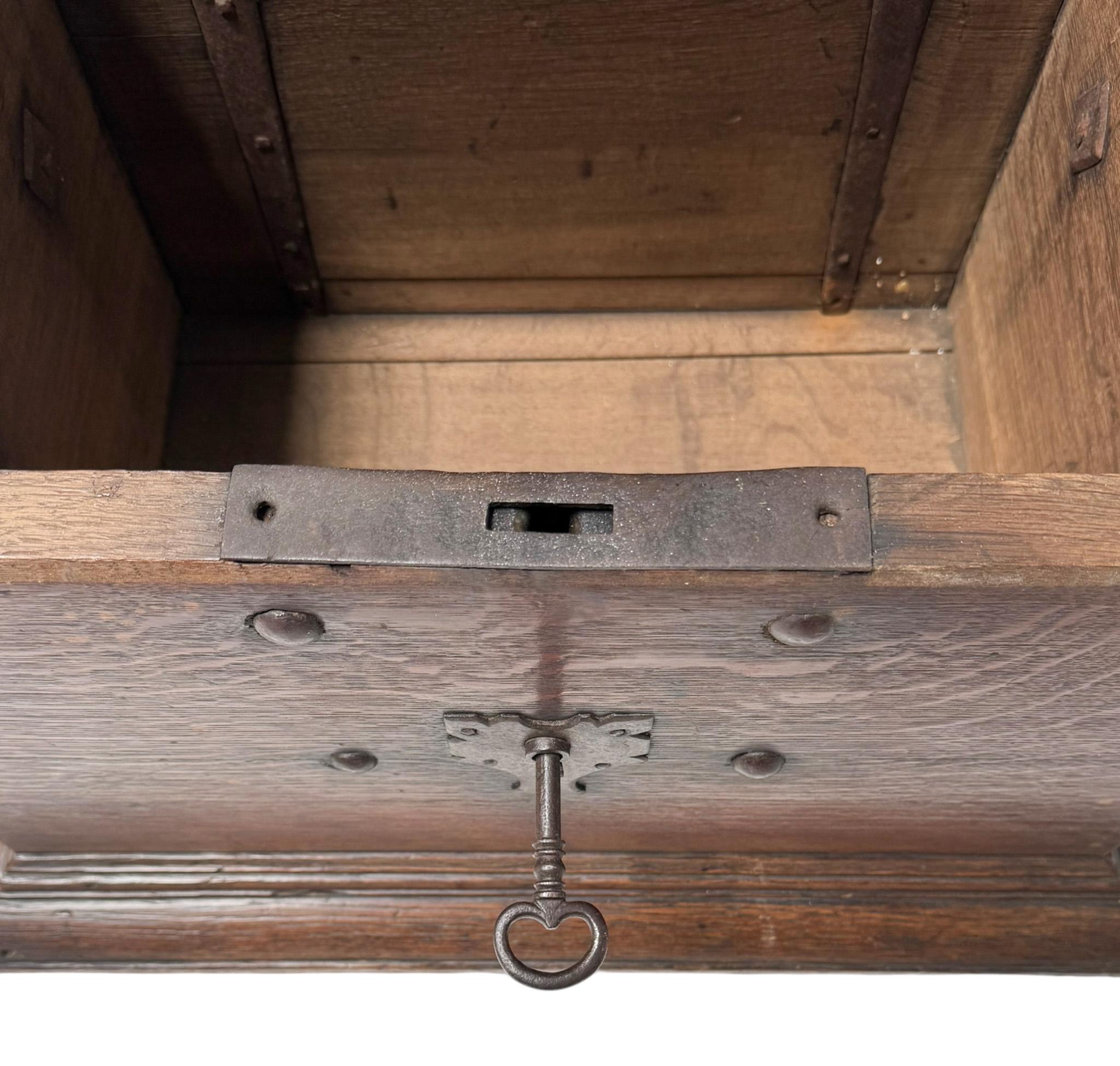 Late 18th Century Dutch Colonial Oak Decorative Box For Sale 3