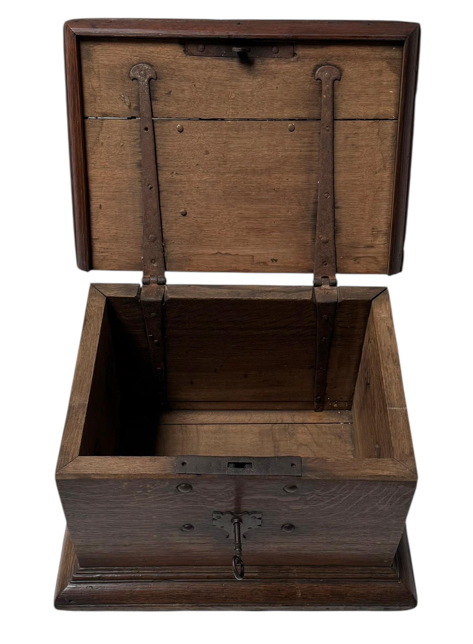 Late 18th Century Dutch Colonial Oak Decorative Box For Sale 4