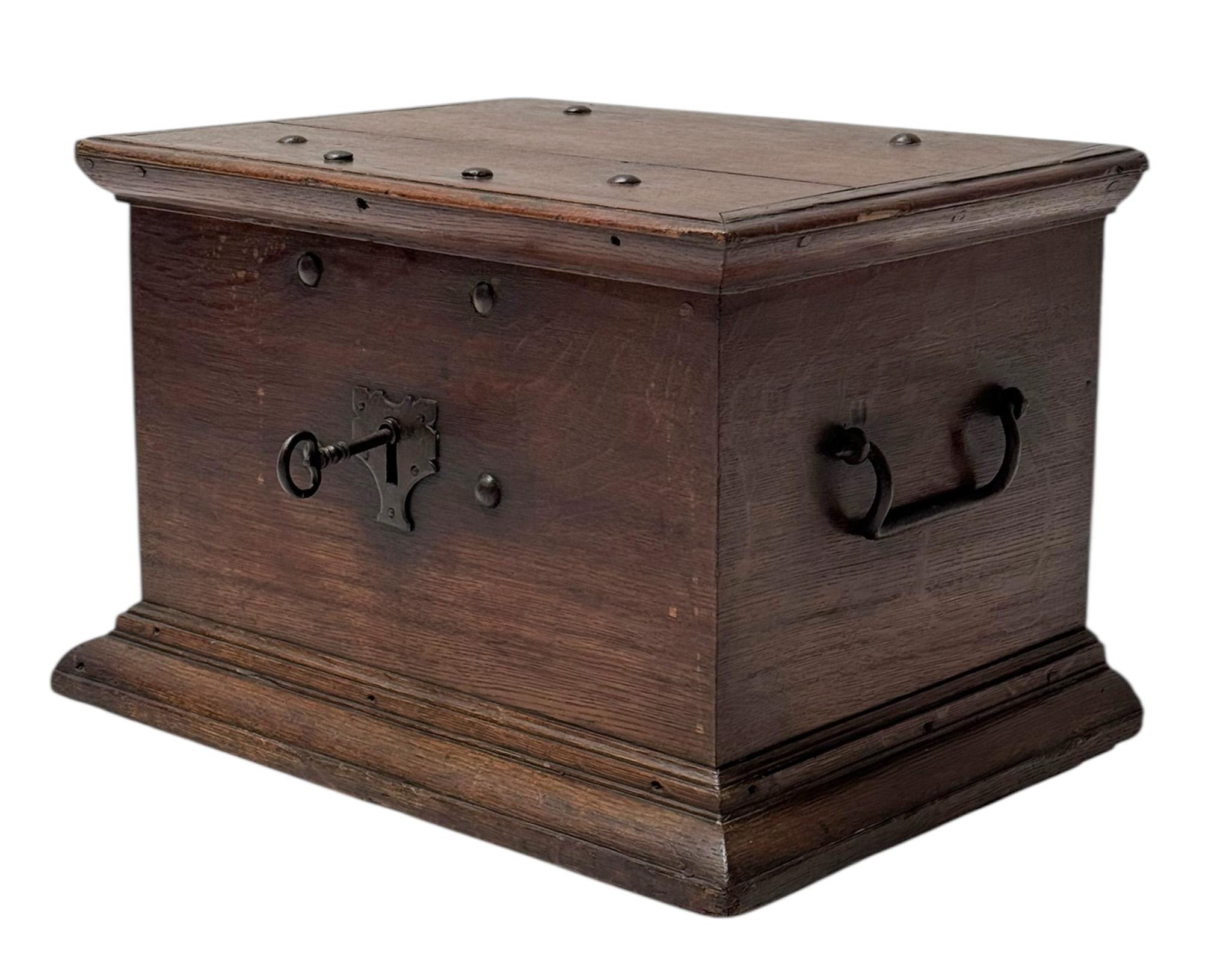 Late 18th Century Dutch Colonial Oak Decorative Box For Sale 5