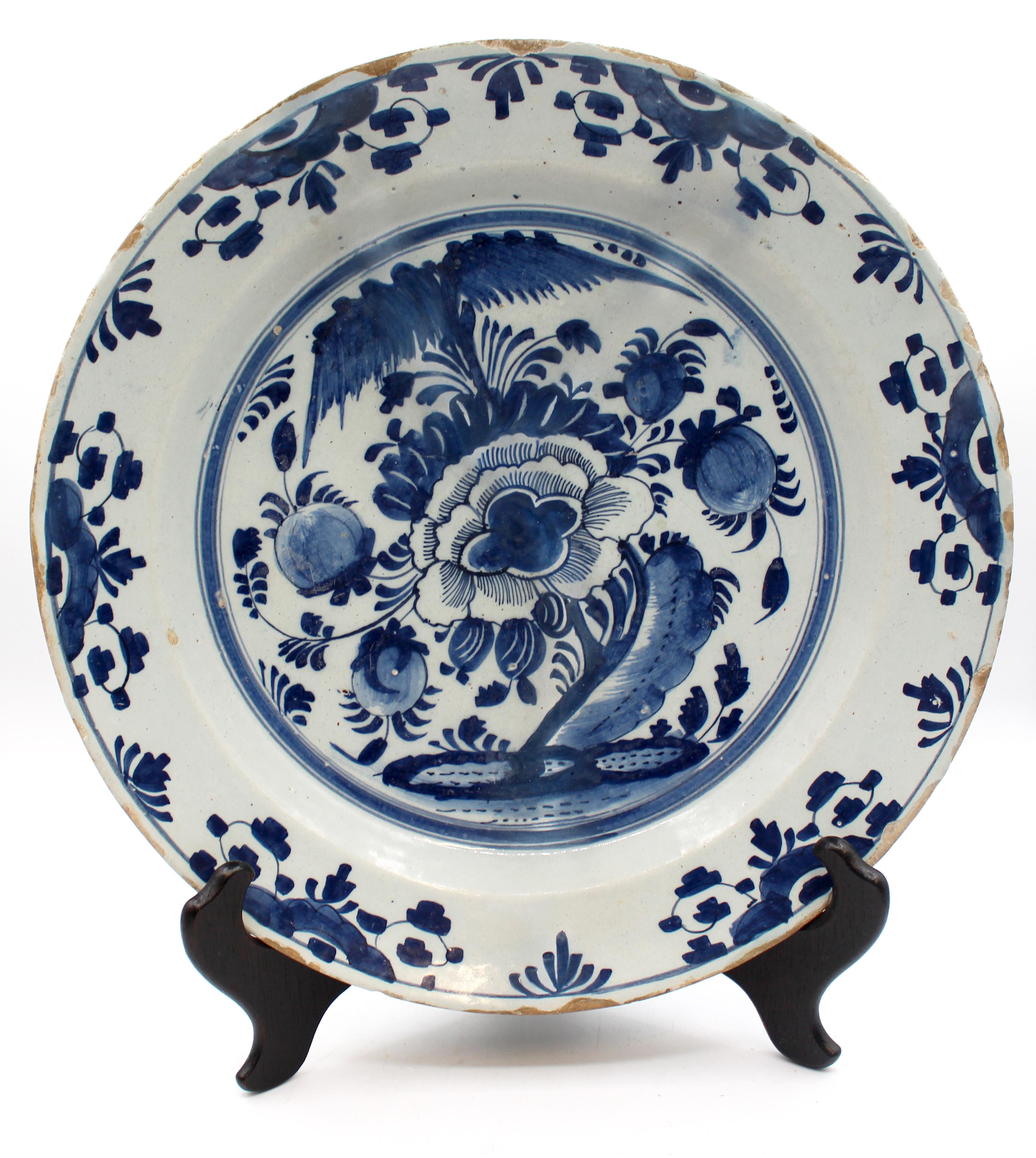 Chargeur bleu et blanc de Delft de la fin du 18e siècle, hollandais. Grand grenadier à fleurs dans une réserve centrale avec une bordure florale. Frits de bordure typiques de Delft. 13.75