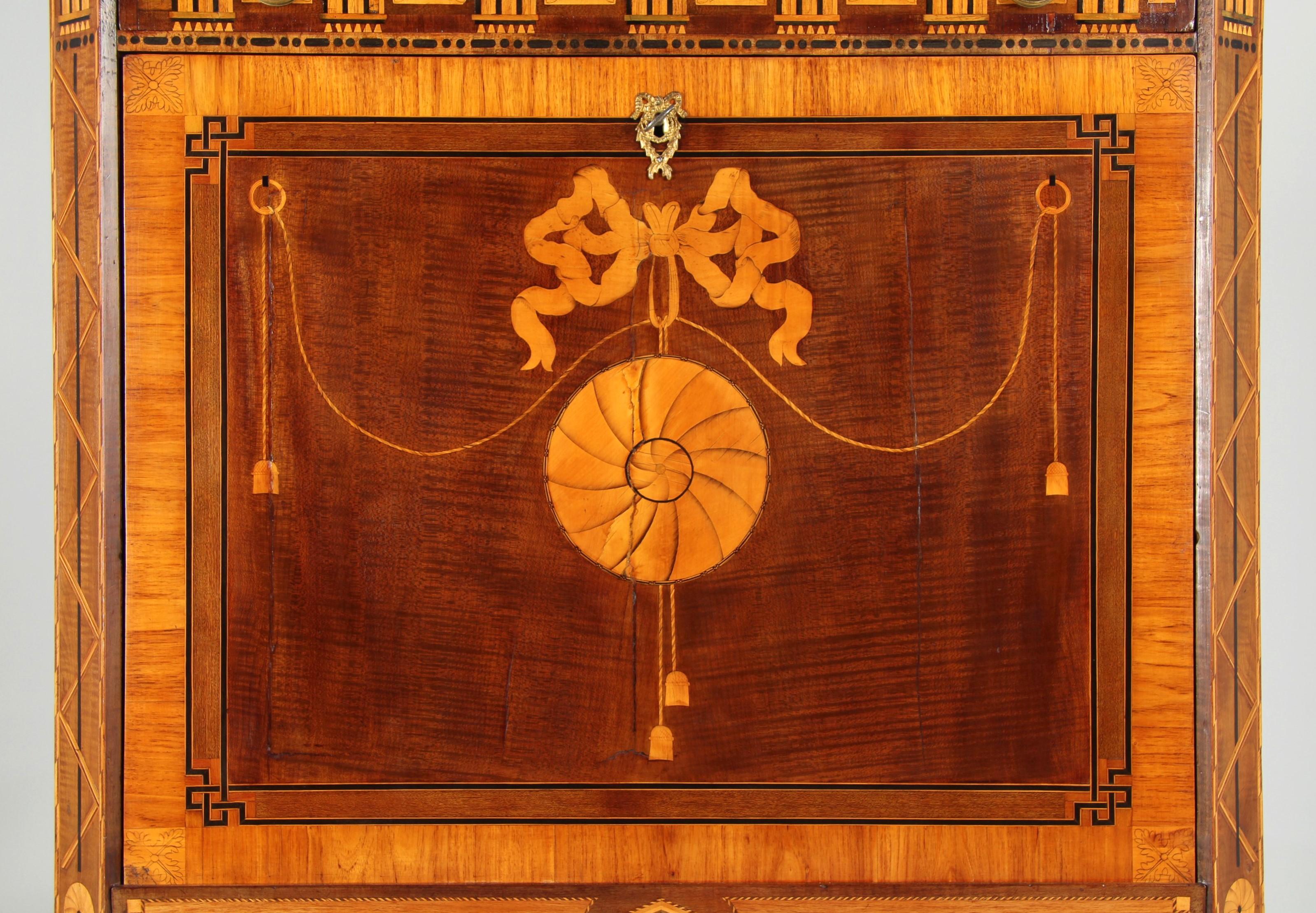 Secretario Luis XVI del siglo XVIII con marquetería

Países Bajos
Amaranto, madera de satén y otros
Luis XVI hacia 1790

Dimensiones: Alto x Ancho x Fondo: 149 x 89 x 46 cm

Descripción:
Secrétaire à abattant