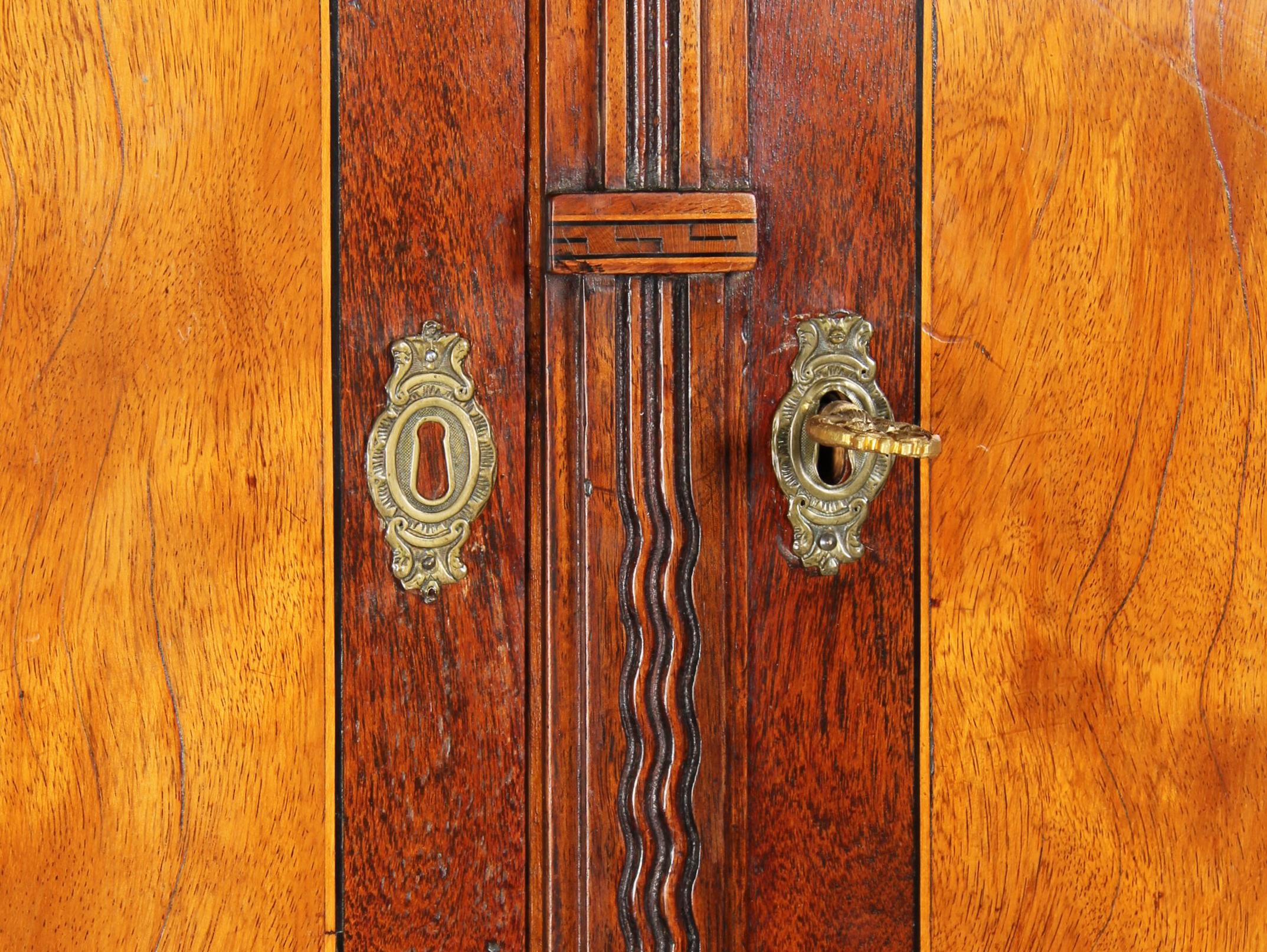 Cassettone Luigi XVI tedesco della fine del XVIII secolo con intarsio, circa 1780 in vendita 4