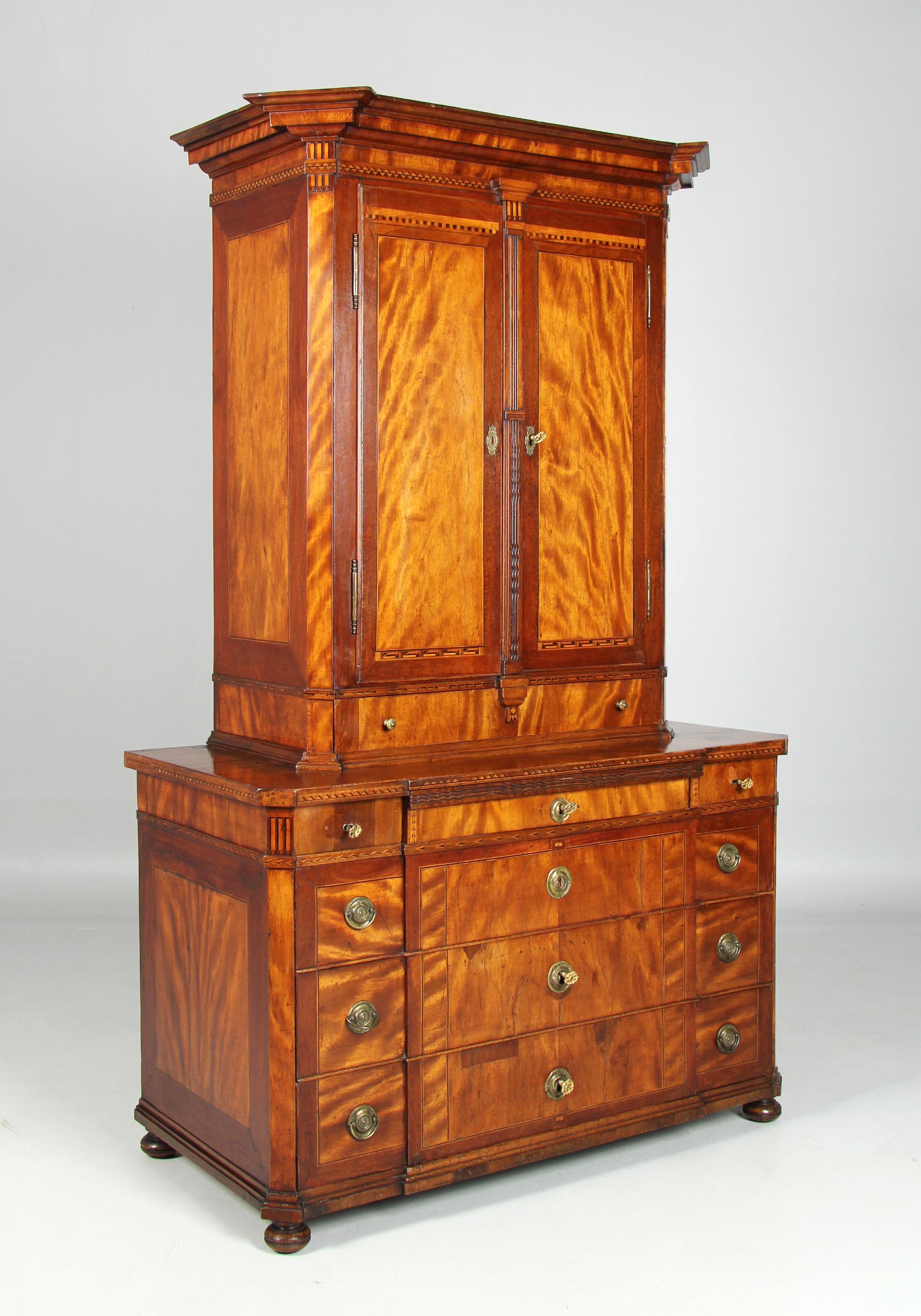 Mobile Luigi XVI in condizioni di patina

Germania (Sassonia)
Legno satinato, mogano e altri
Luigi XVI intorno al 1780

Dimensioni: H. H. x L. x P.: 203 x 124 x 63 cm.

Descrizione:
Cassettiera su piedi a sfera con lesene angolari e un'ampia