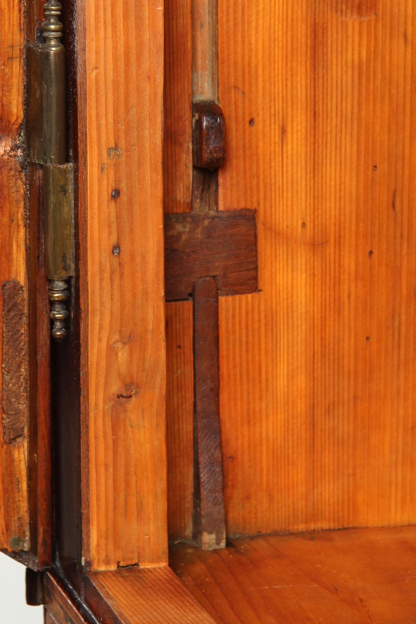 Legno Cassettone Luigi XVI tedesco della fine del XVIII secolo con intarsio, circa 1780 in vendita
