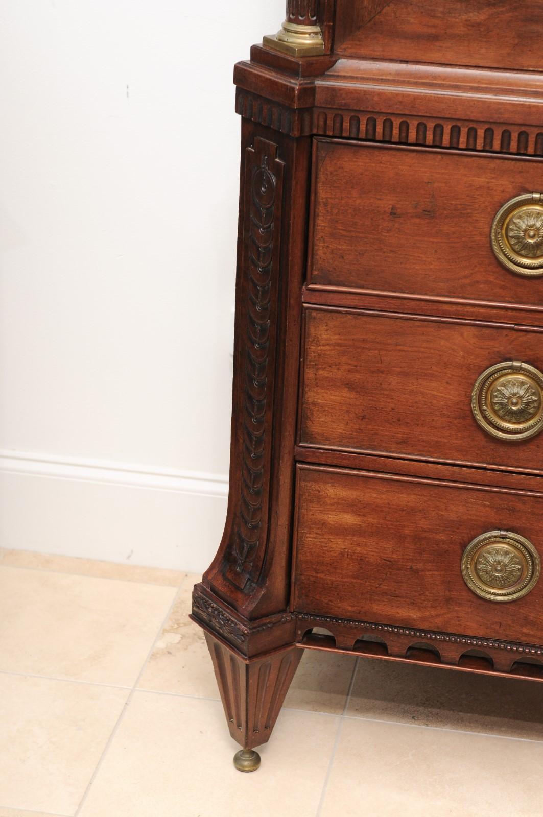 Late 18th Century Dutch Neclassical Mahogany Linen Press with Urn Finials en venta 6