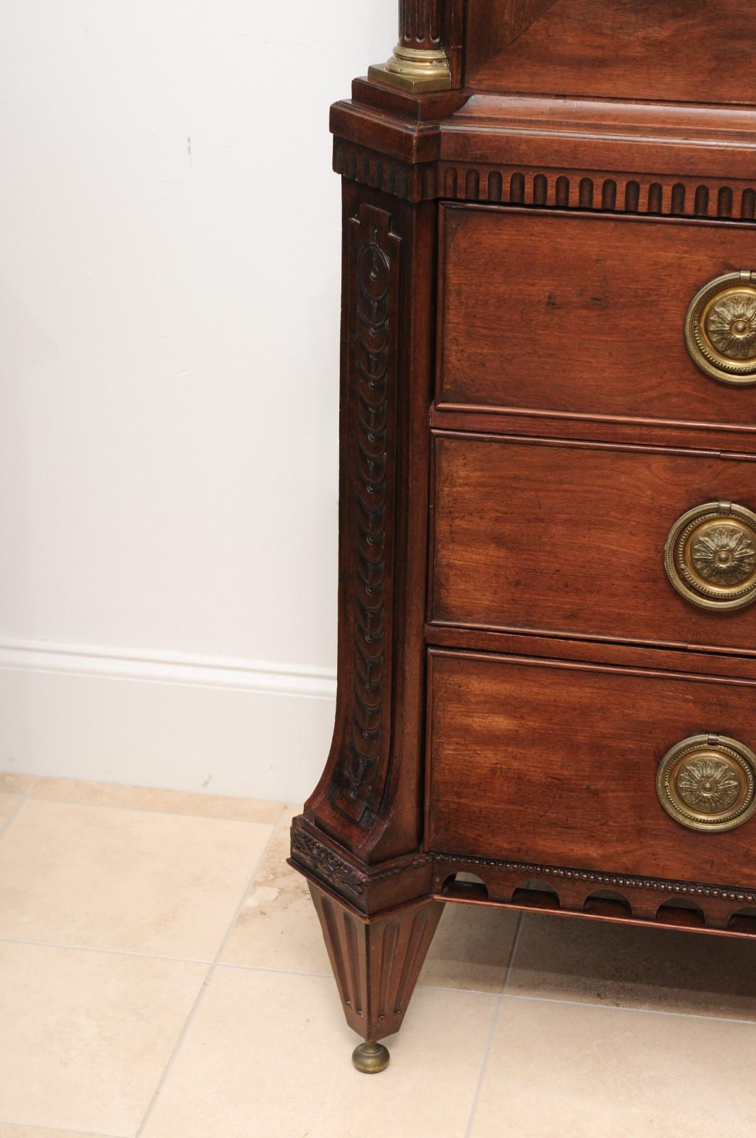 Late 18th Century Dutch Neclassical Mahogany Linen Press with Urn Finials en venta 7