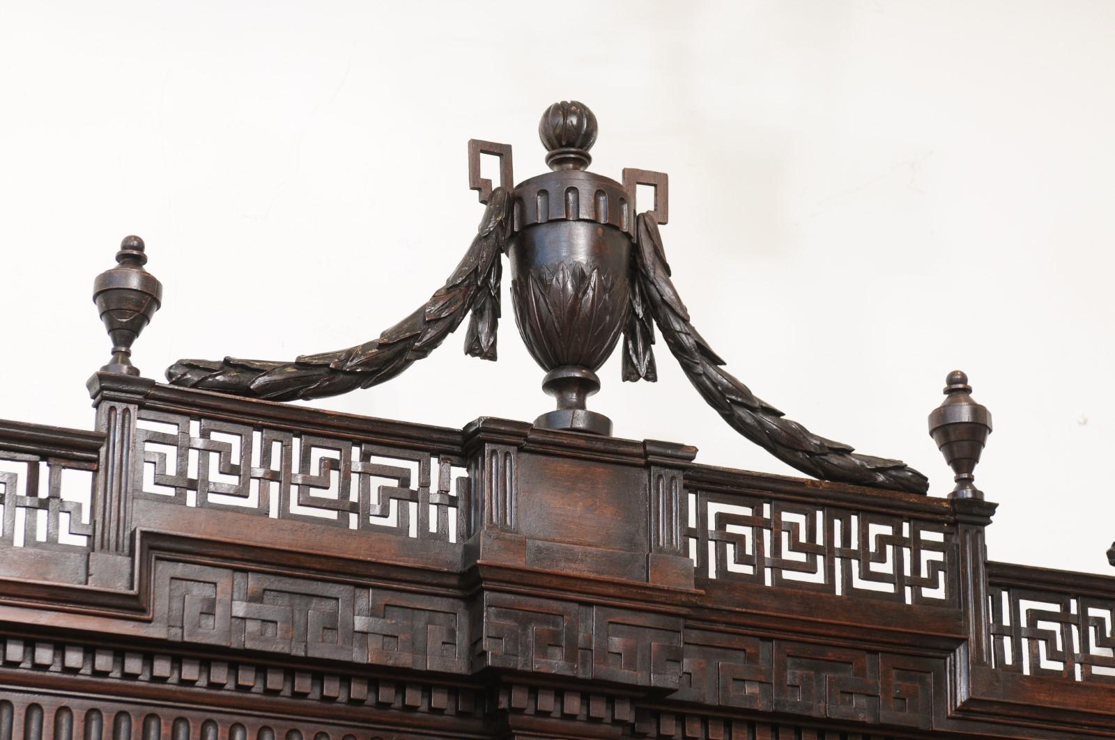 Late 18th Century Dutch Neclassical Mahogany Linen Press with Urn Finials en venta 9