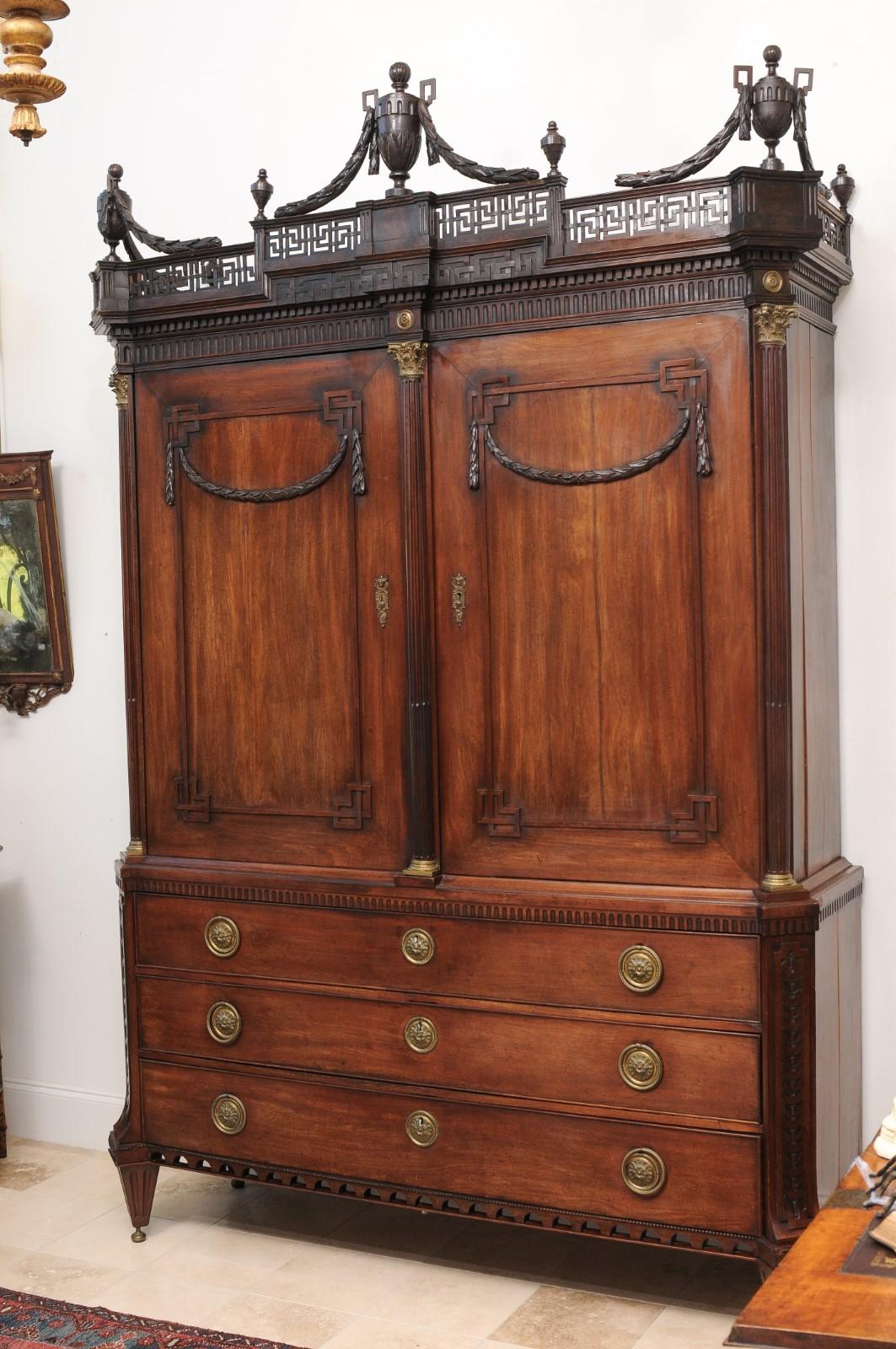 Late 18th Century Dutch Neclassical Mahogany Linen Press with Urn Finials en venta 10