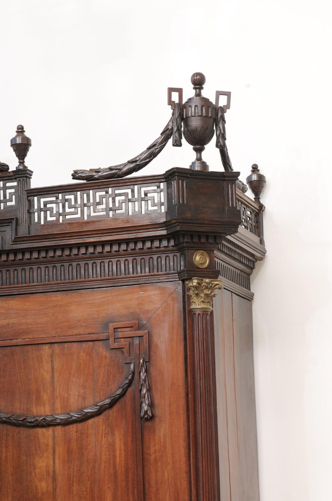 Late 18th Century Dutch Neclassical Mahogany Linen Press with Urn Finials en venta 11
