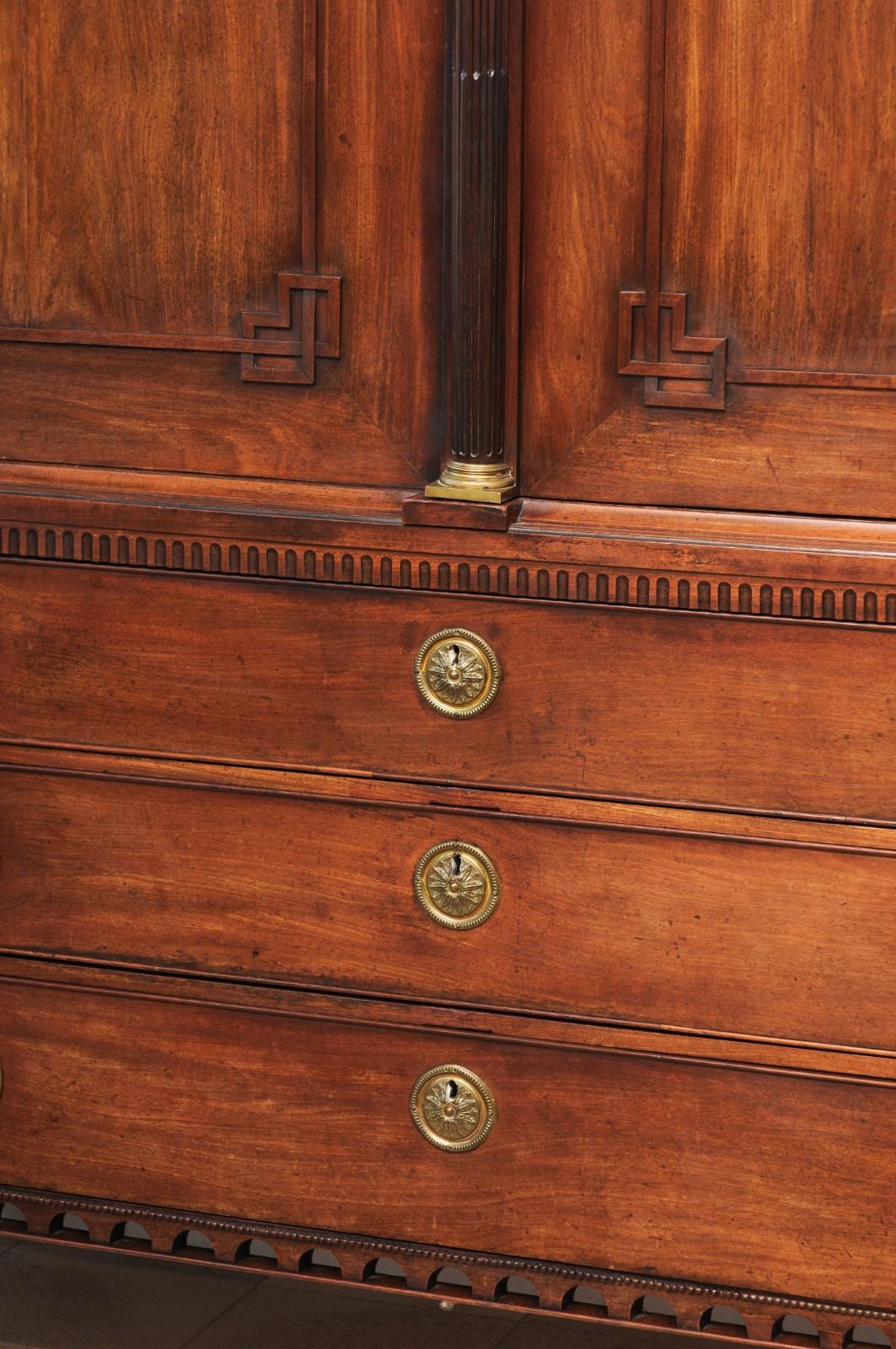 Late 18th Century Dutch Neclassical Mahogany Linen Press with Urn Finials en venta 12