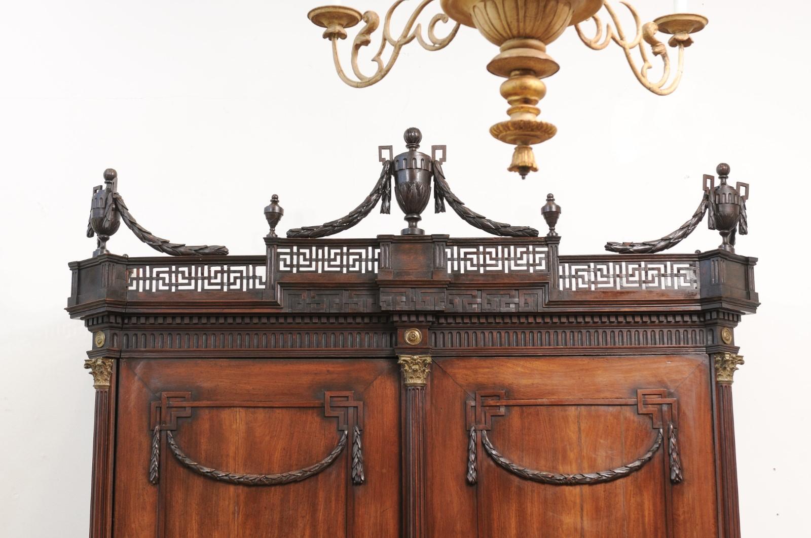 Late 18th Century Dutch Neclassical Mahogany Linen Press with Urn Finials siglo XVIII en venta