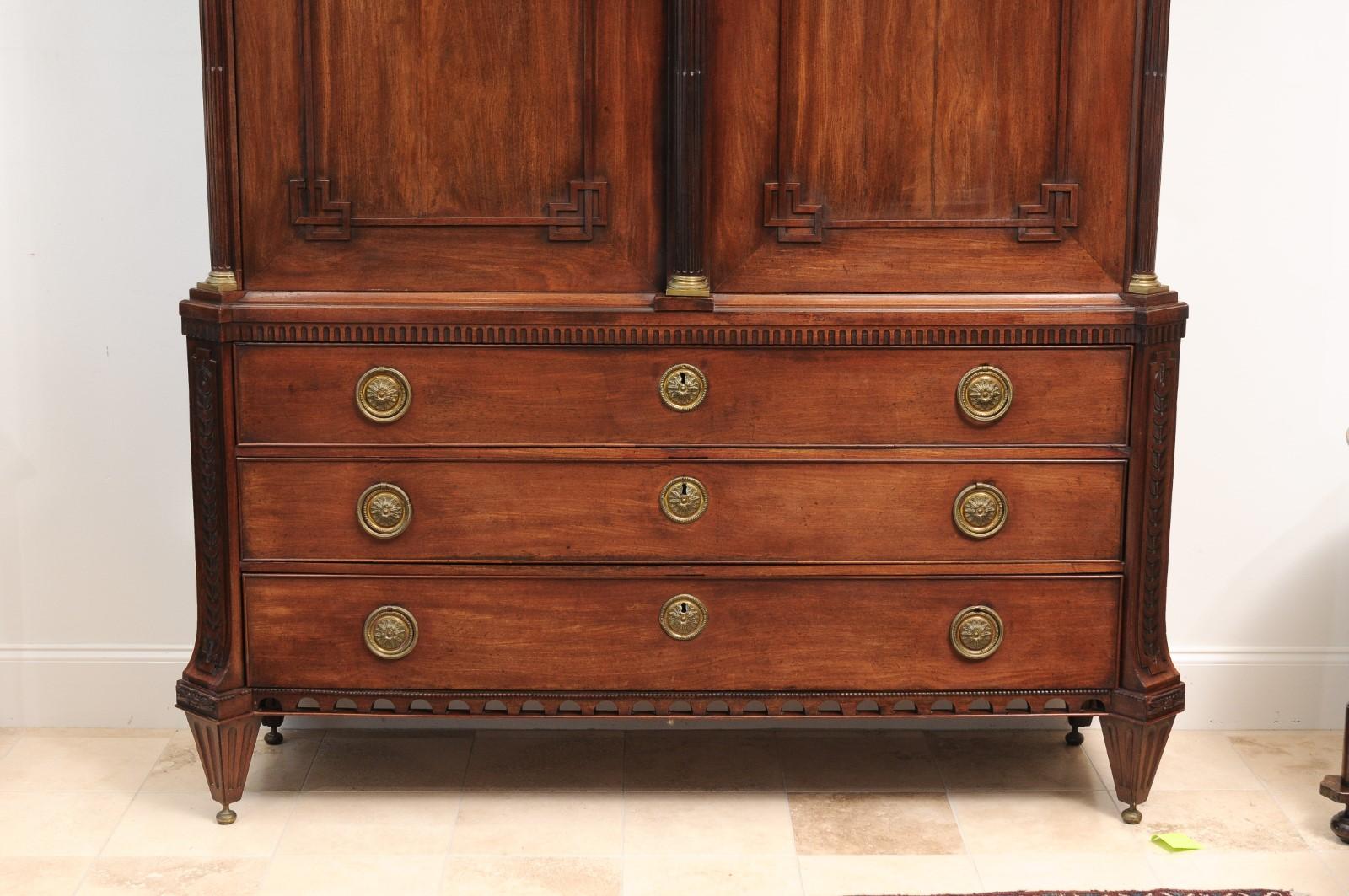 Late 18th Century Dutch Neclassical Mahogany Linen Press with Urn Finials Caoba en venta