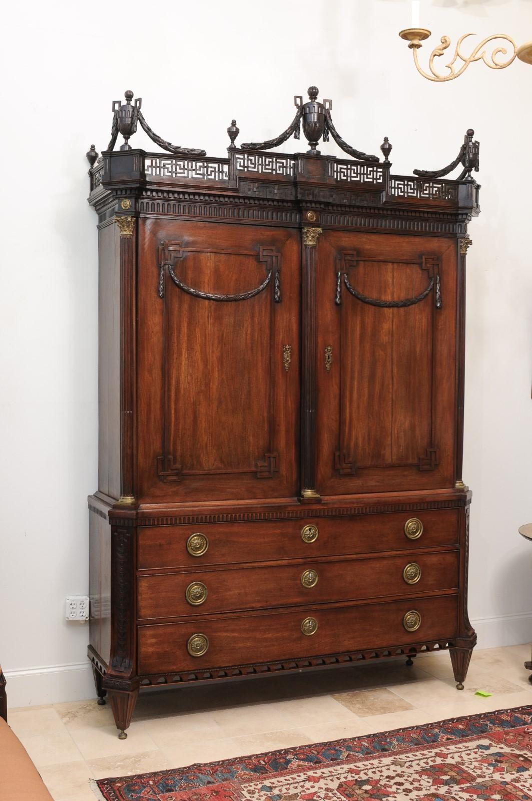Late 18th Century Dutch Neclassical Mahogany Linen Press with Urn Finials en venta 1