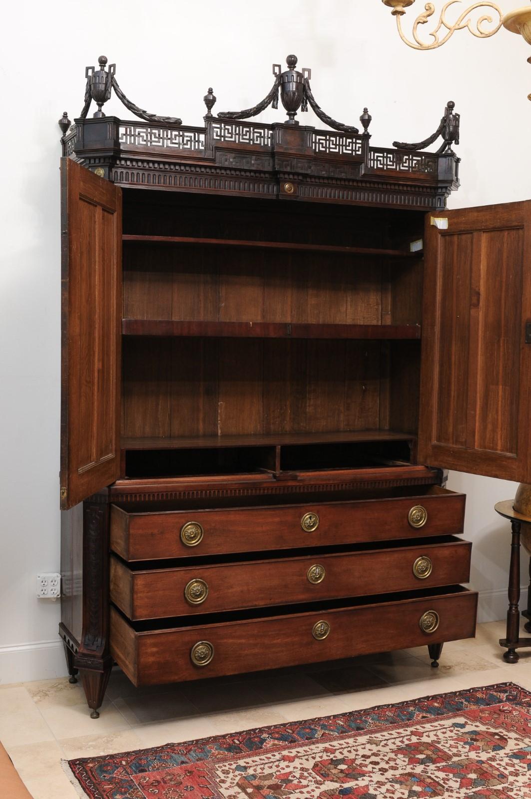 Late 18th Century Dutch Neclassical Mahogany Linen Press with Urn Finials en venta 2