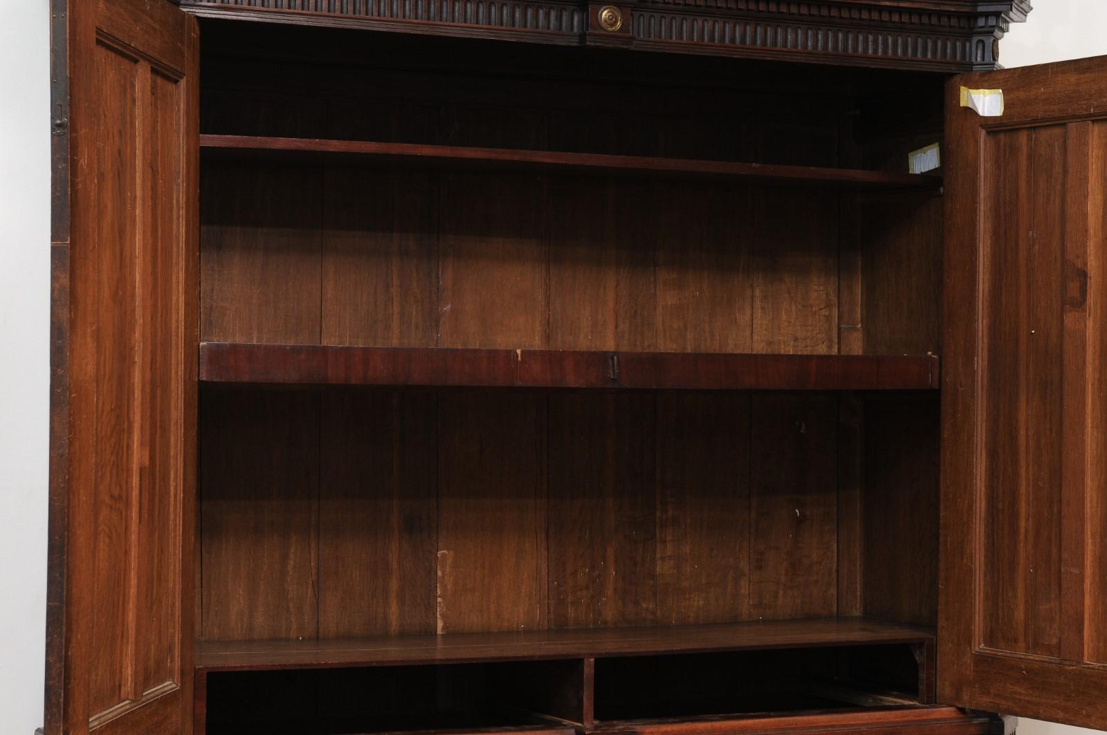 Late 18th Century Dutch Neclassical Mahogany Linen Press with Urn Finials en venta 3