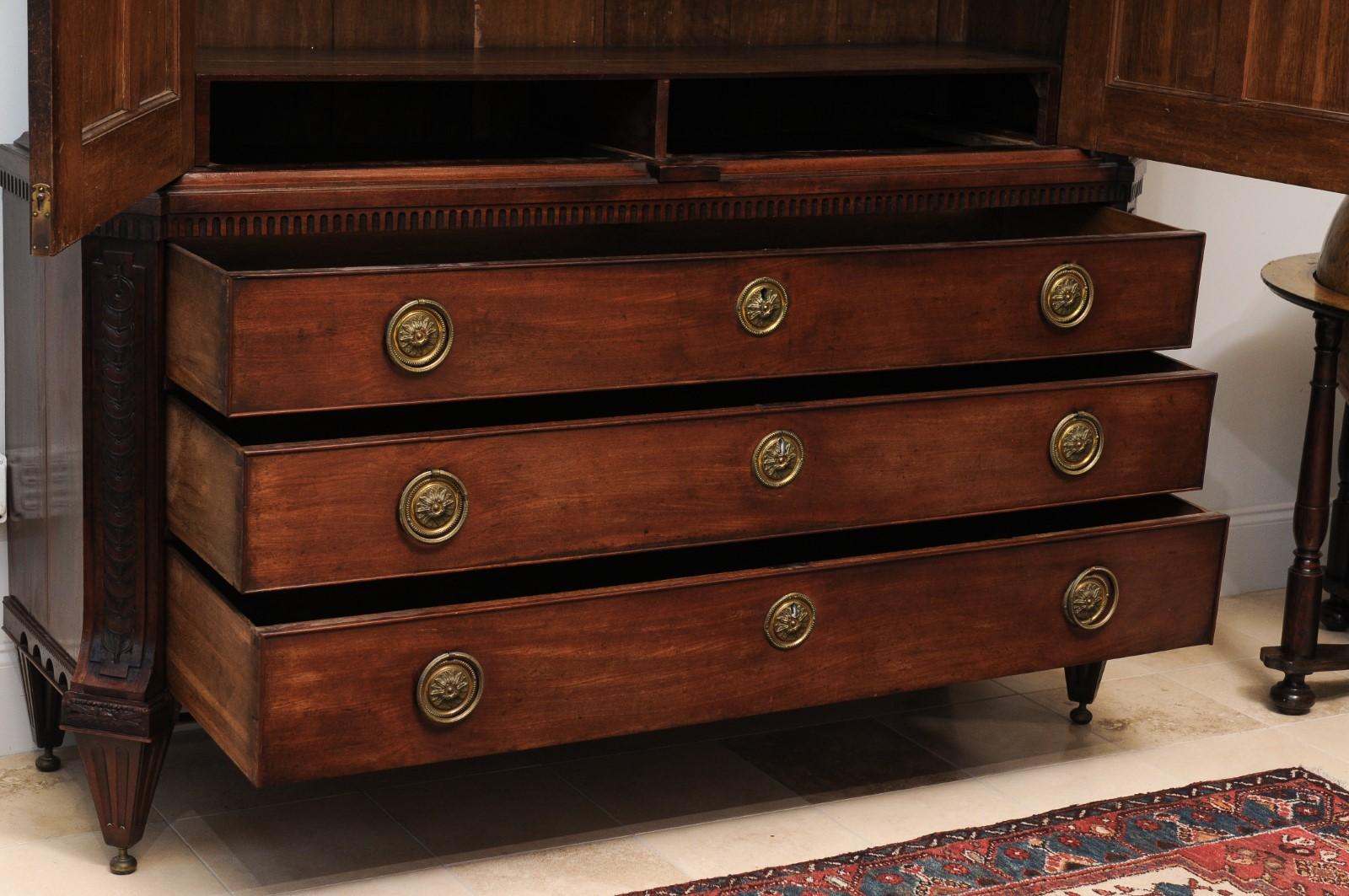 Late 18th Century Dutch Neclassical Mahogany Linen Press with Urn Finials en venta 4