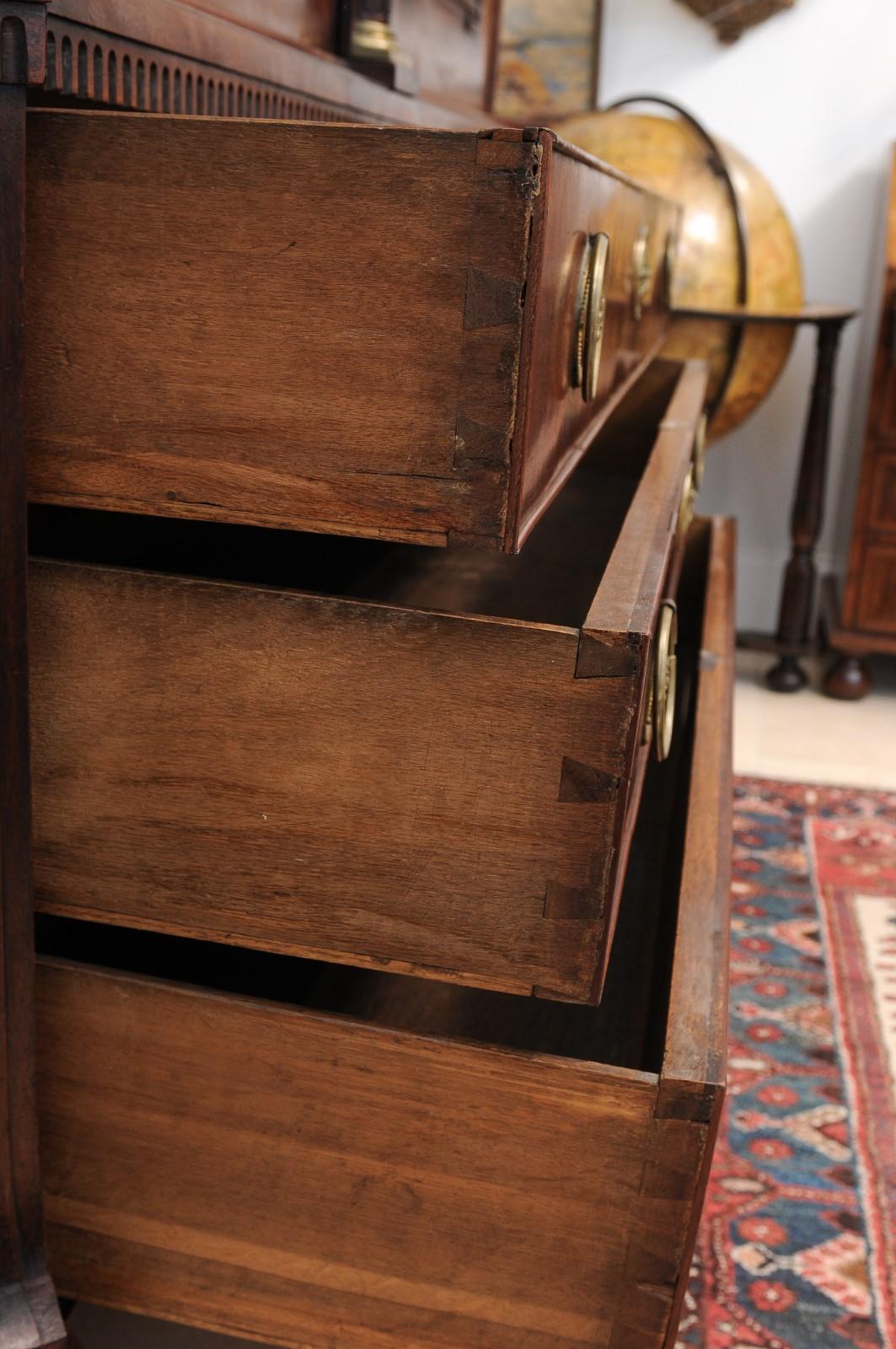 Late 18th Century Dutch Neclassical Mahogany Linen Press with Urn Finials en venta 5