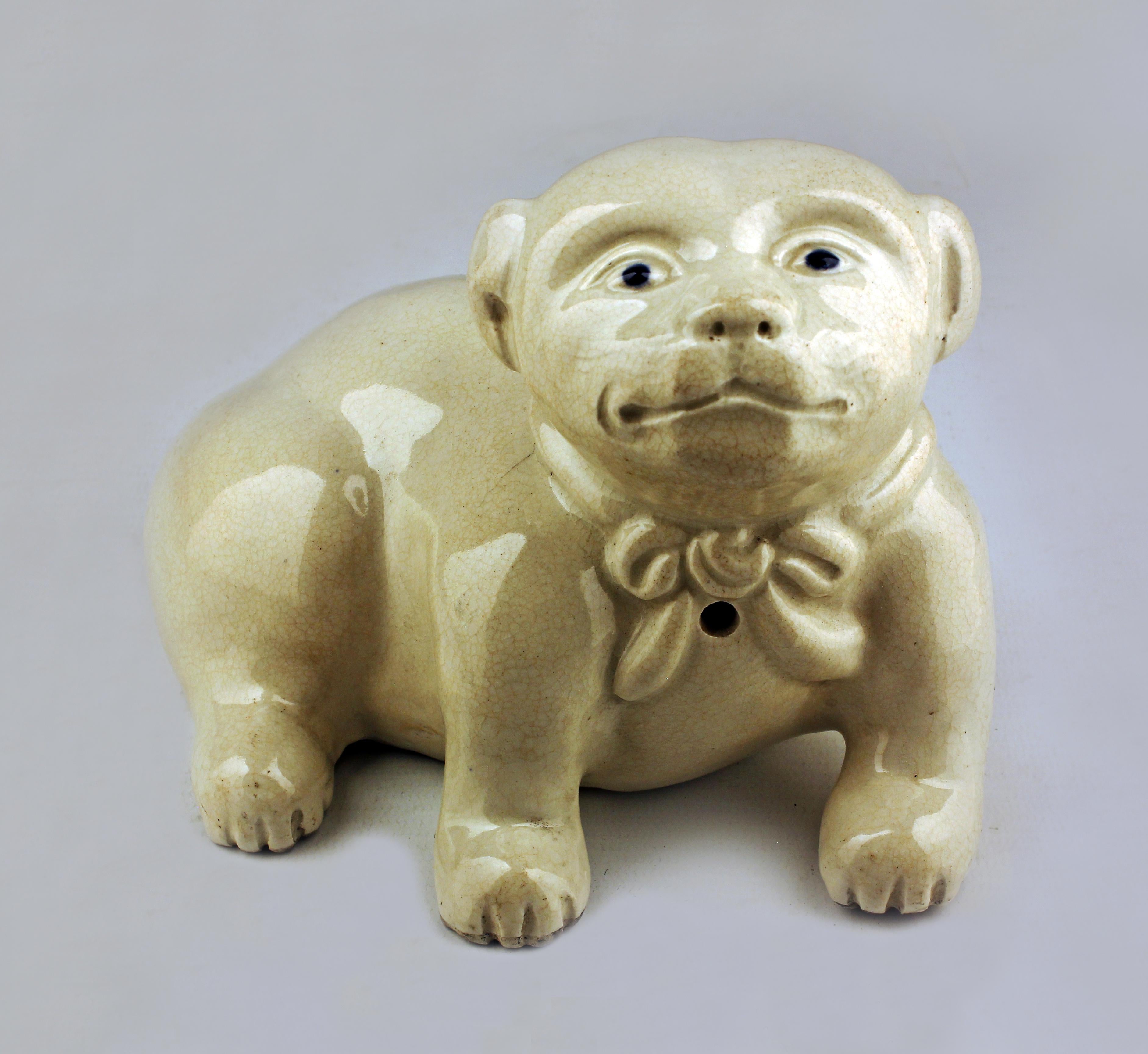 Japanische glasierte Porzellanskulptur eines Hundes aus der Edo-Meiji-Periode des späten 18. Jahrhunderts im Zustand „Gut“ im Angebot in North Miami, FL