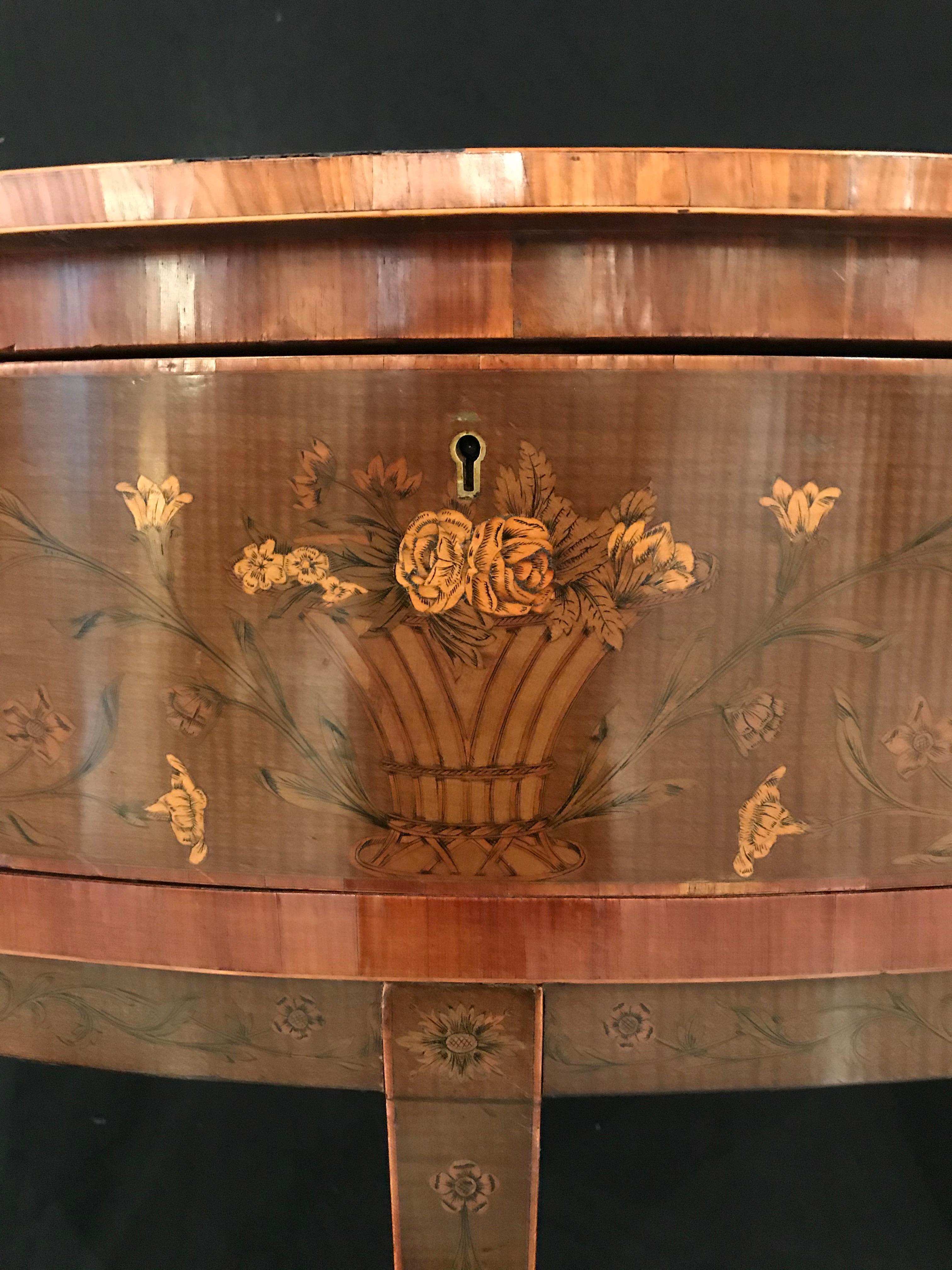Mesa auxiliar de madera de tulipán con diseño floral ornamentado Edwards & Roberts, finales del siglo XVIII Georgiano en venta