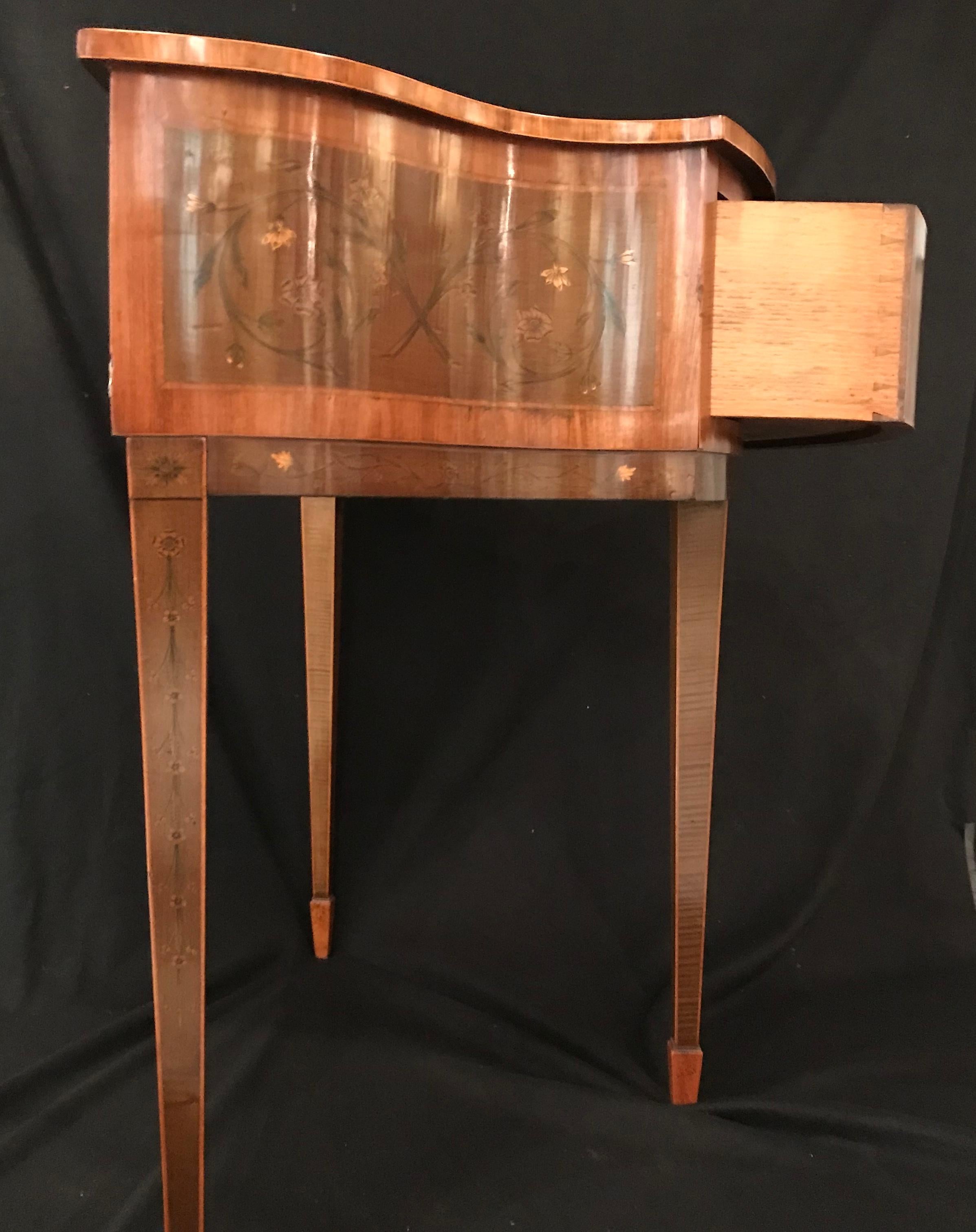 Mesa auxiliar de madera de tulipán con diseño floral ornamentado Edwards & Roberts, finales del siglo XVIII en Bueno estado para la venta en Shrewsbury, GB