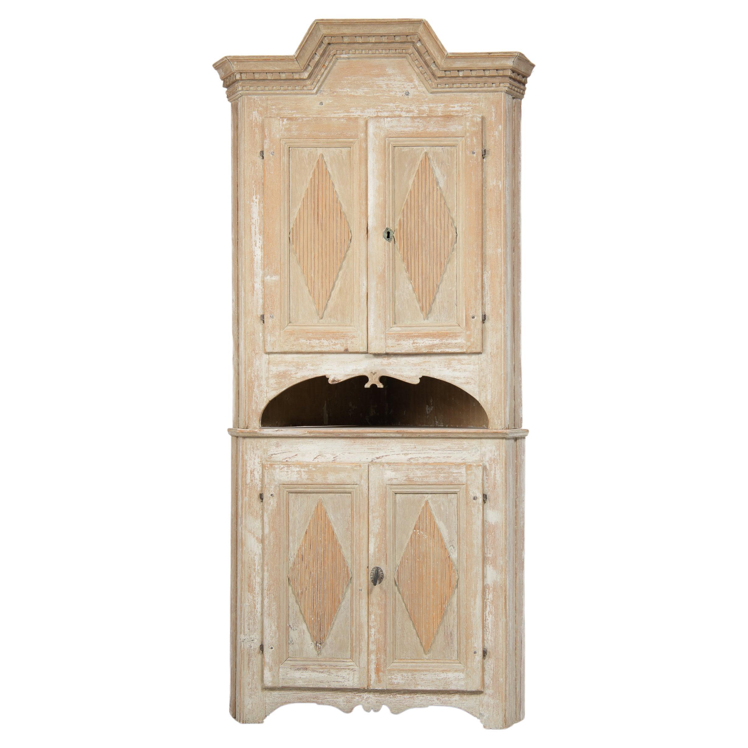 Late 18th Century Elegant Swedish Gustavian Corner Cabinet