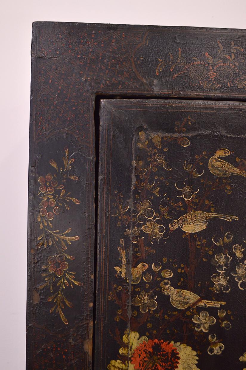 Late 18th Century Elmwood Chinese Fine Painted Cabinet In Good Condition In CILAVEGNA, IT