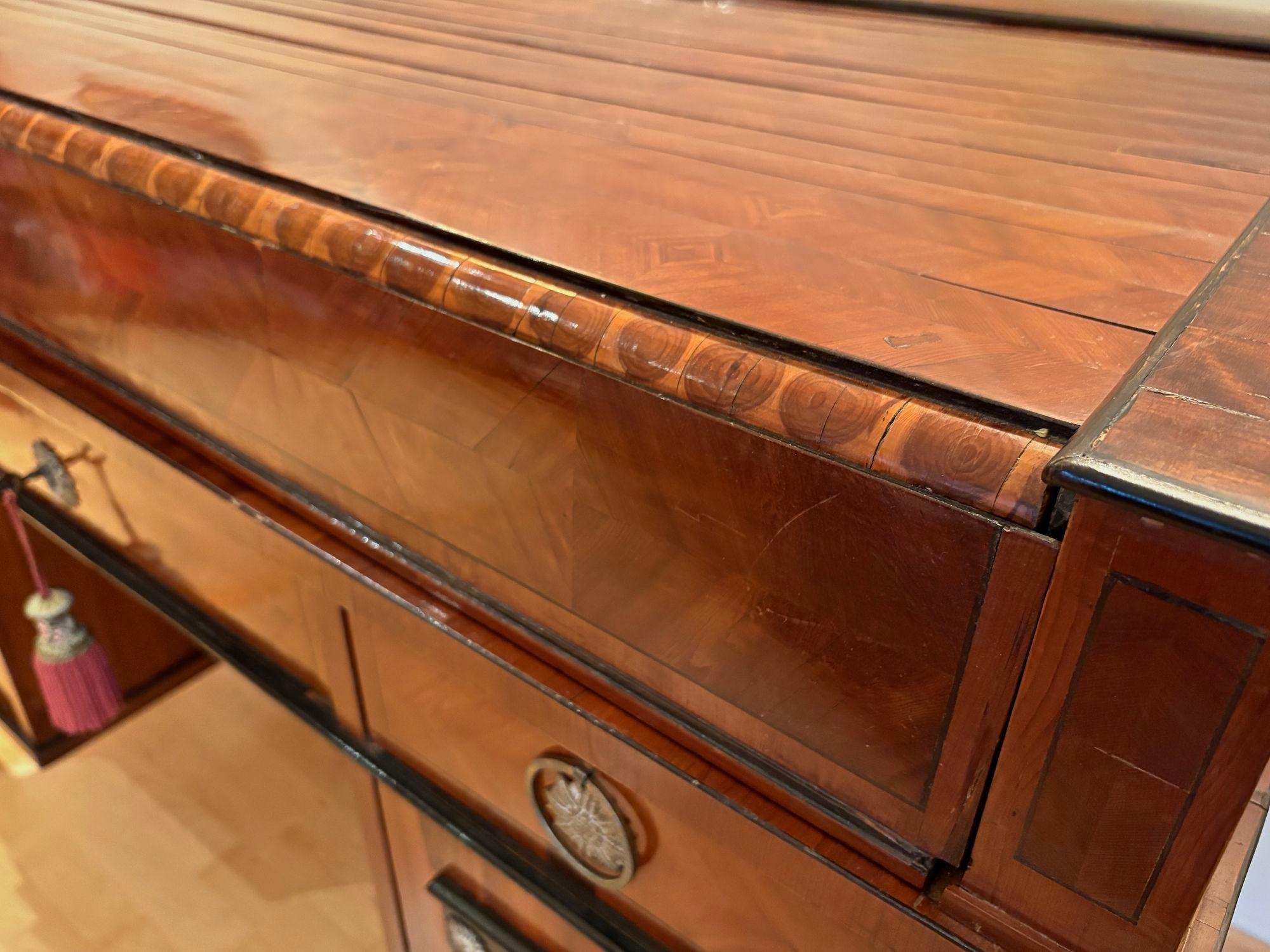 Empire-Schreibtisch mit Rollplatte aus dem späten 18. Jahrhundert, Nussbaumholz, AT ca. 1790/1800 im Angebot 5