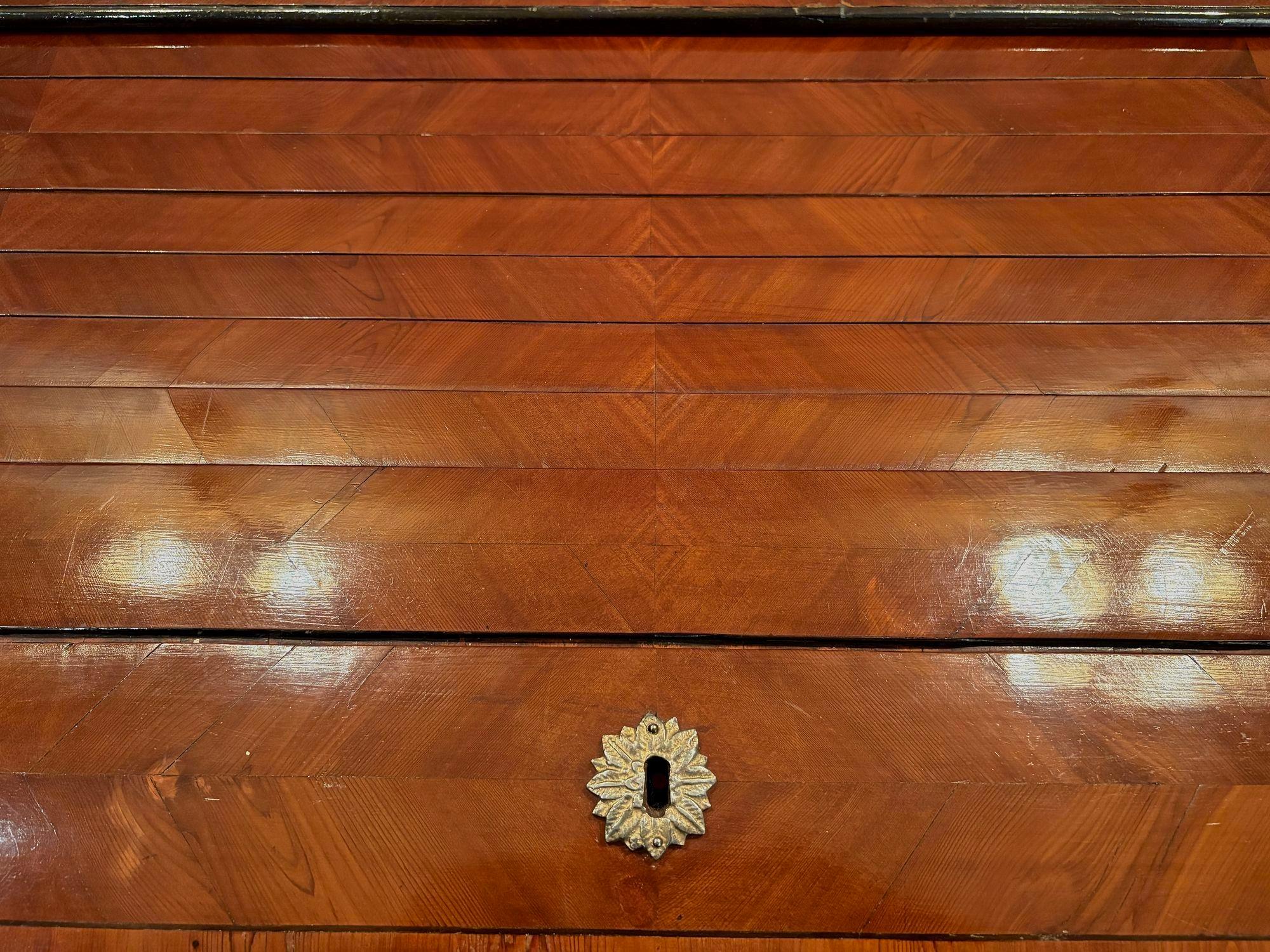 Empire-Schreibtisch mit Rollplatte aus dem späten 18. Jahrhundert, Nussbaumholz, AT ca. 1790/1800 im Angebot 6