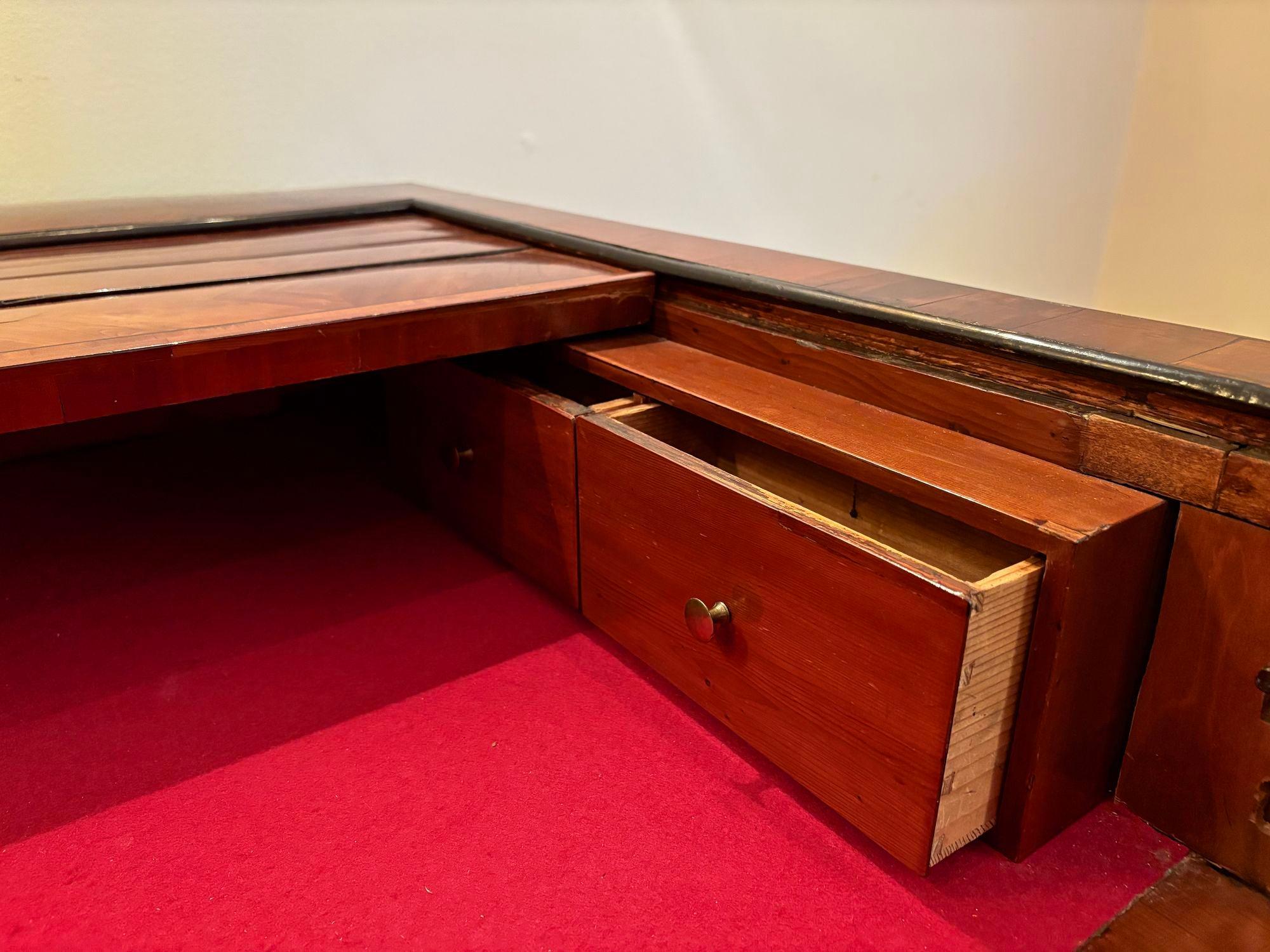 Empire-Schreibtisch mit Rollplatte aus dem späten 18. Jahrhundert, Nussbaumholz, AT ca. 1790/1800 im Angebot 7