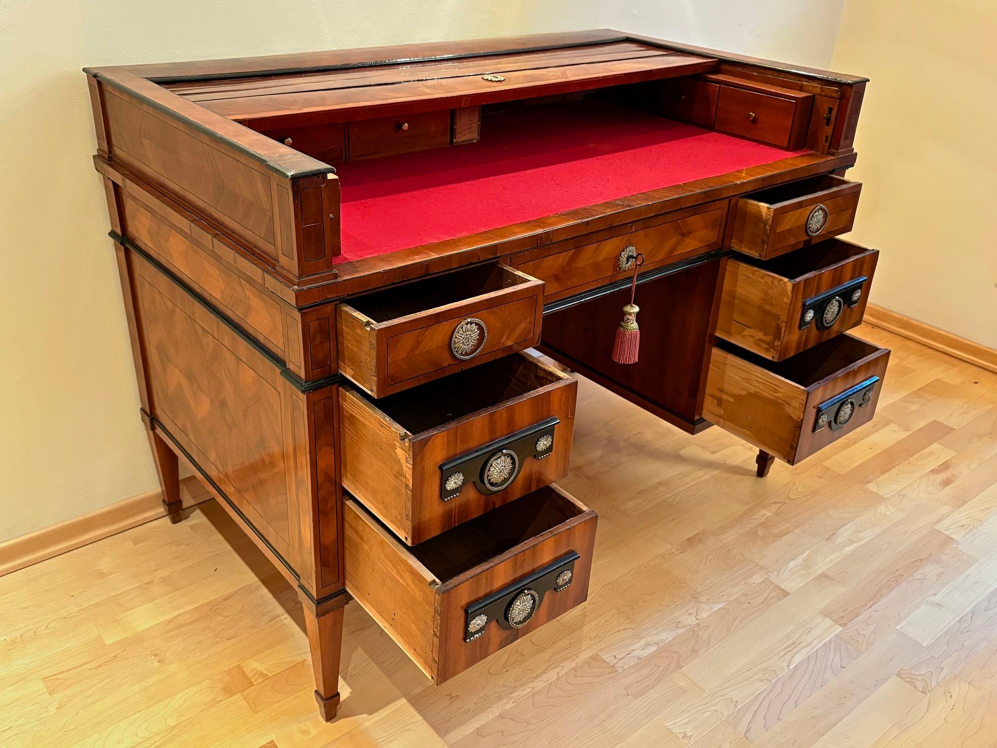 Empire-Schreibtisch mit Rollplatte aus dem späten 18. Jahrhundert, Nussbaumholz, AT ca. 1790/1800 im Angebot 8