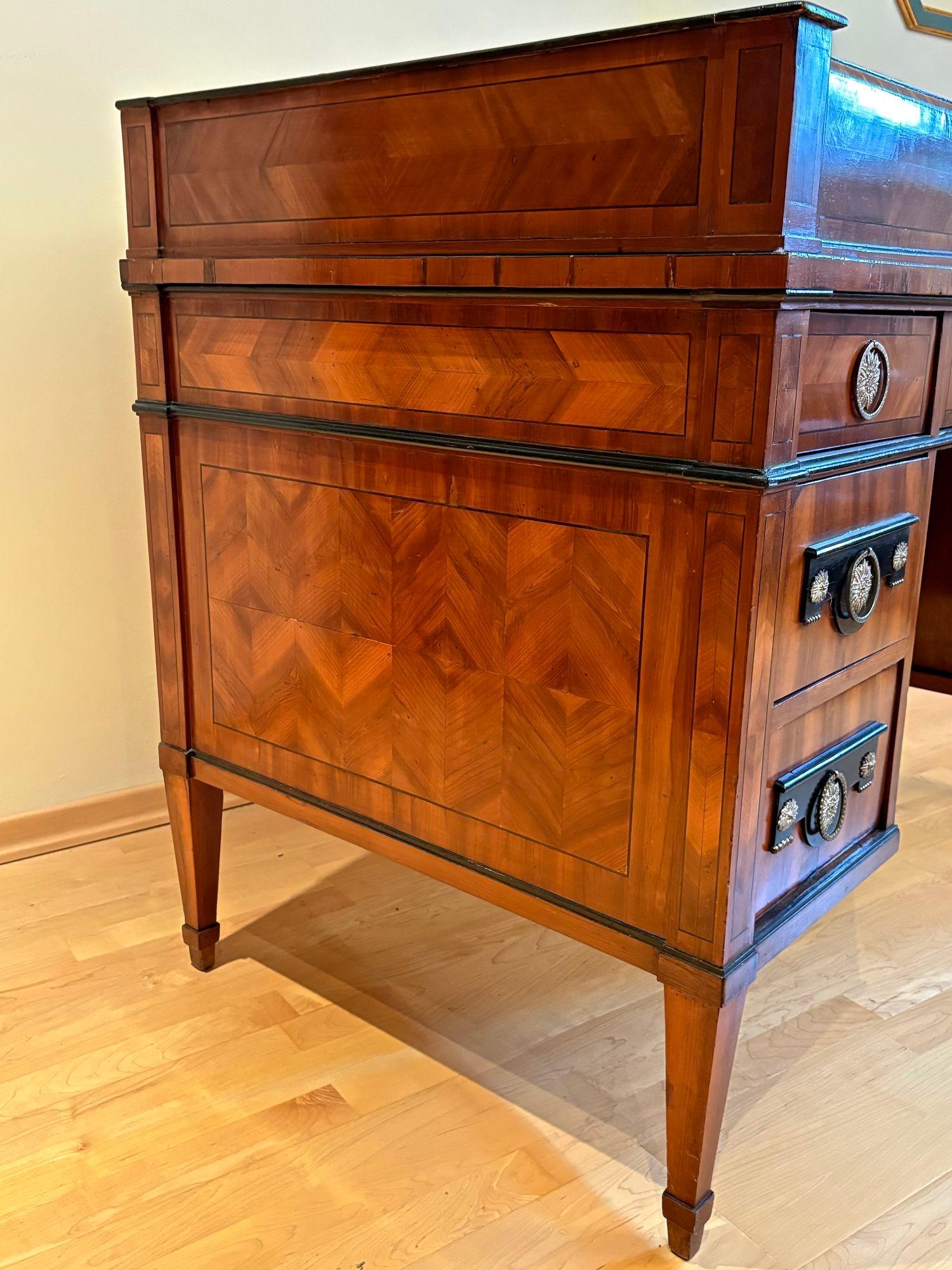 Empire-Schreibtisch mit Rollplatte aus dem späten 18. Jahrhundert, Nussbaumholz, AT ca. 1790/1800 im Angebot 11