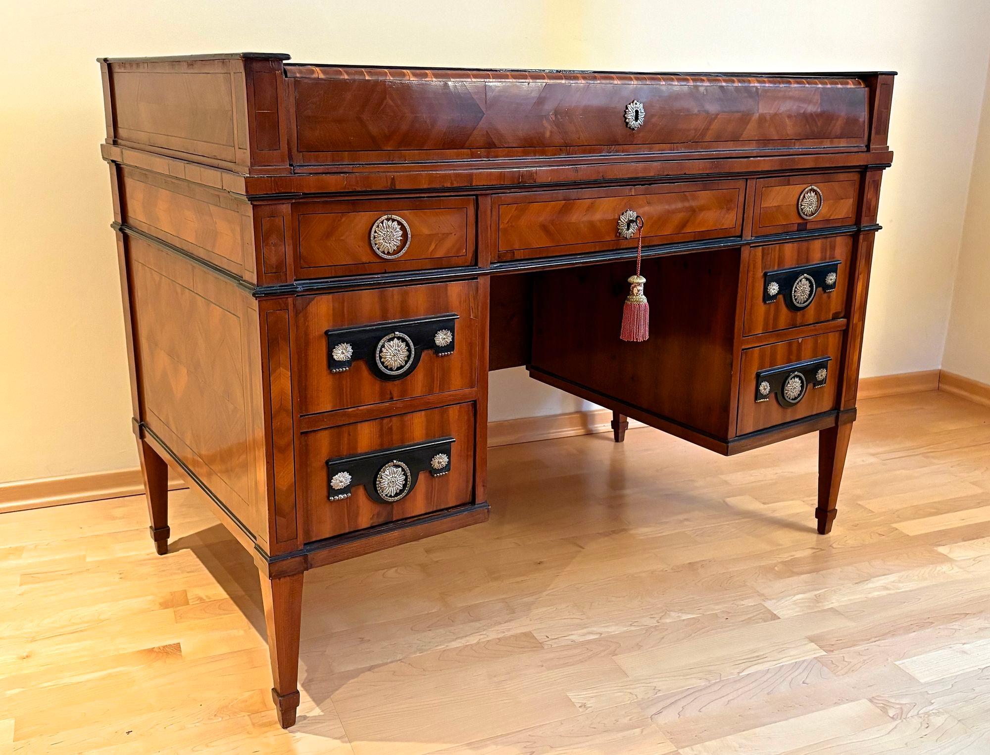 Empire-Schreibtisch mit Rollplatte aus dem späten 18. Jahrhundert, Nussbaumholz, AT ca. 1790/1800 im Angebot 13