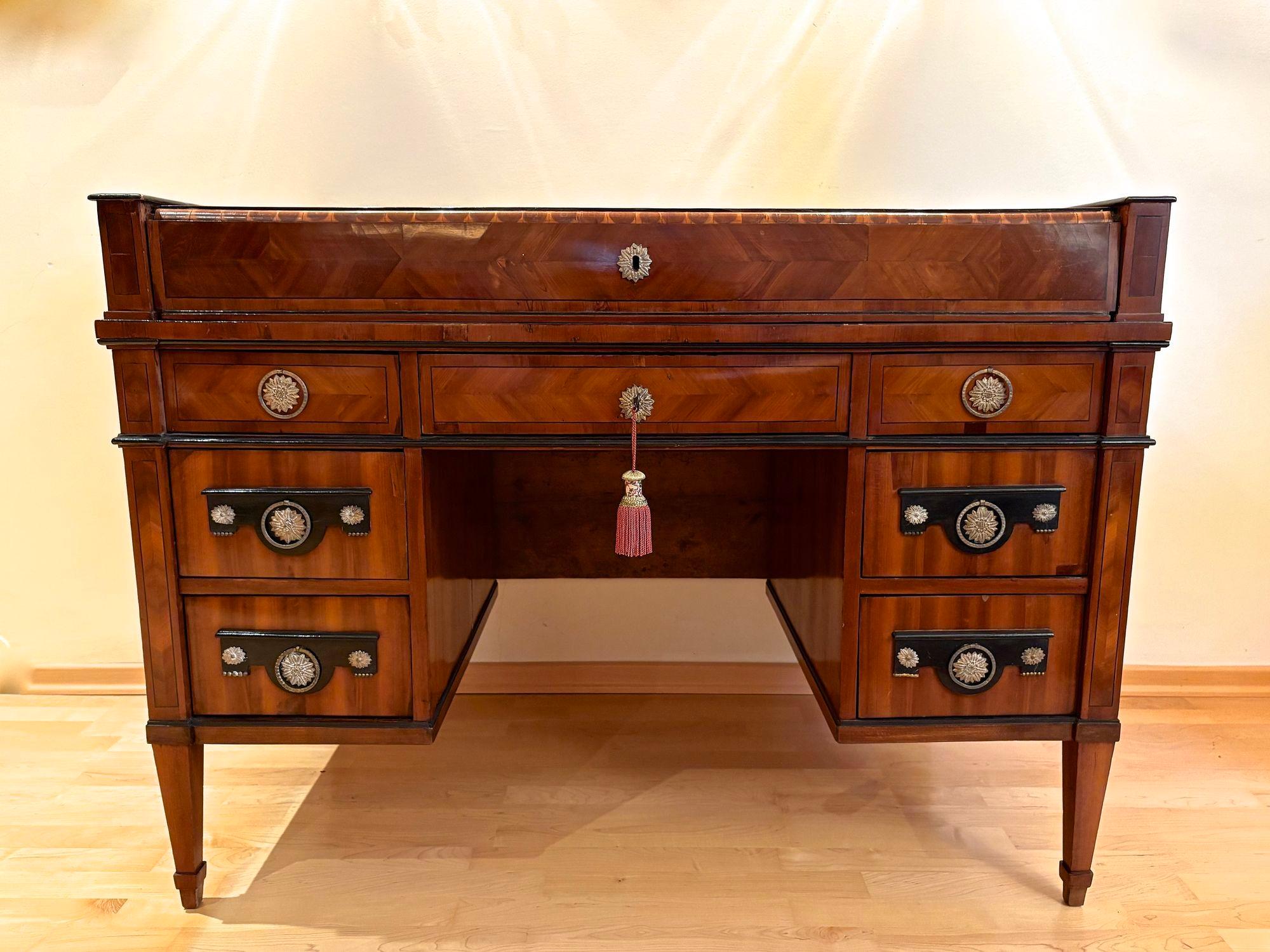 Absolut außergewöhnlicher und seltener Rollschreibtisch des späten 18. Jahrhunderts aus der Zeit um 1790/1800 in Österreich. Dieser bemerkenswerte, elegant gestaltete Schreibtisch aus Nussbaumholz wurde in der Übergangszeit vom so genannten